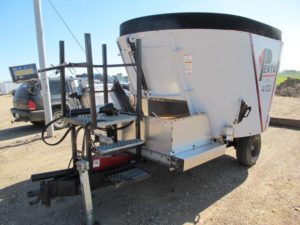 Penta 4100 vertical mixer wagon | Farm Equipment>Mixers>Vertical Feed Mixers - 1