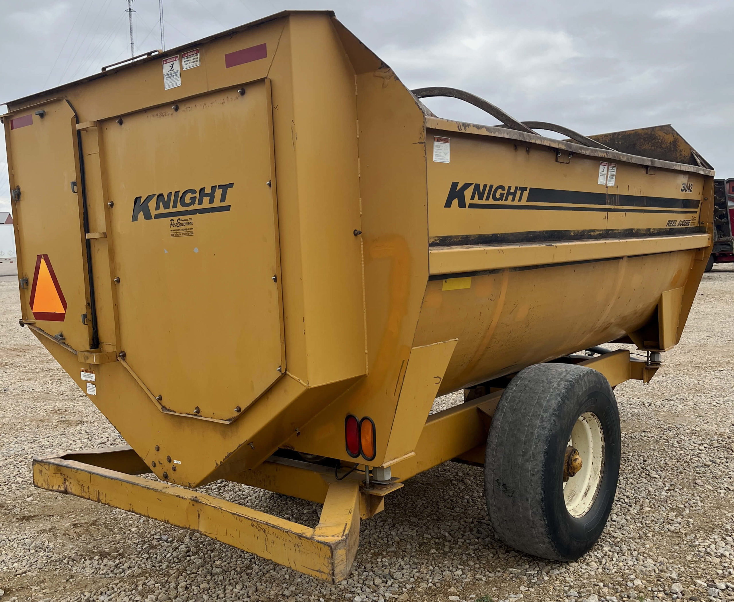 Knight-3042-Reel-Mixer-Wagon