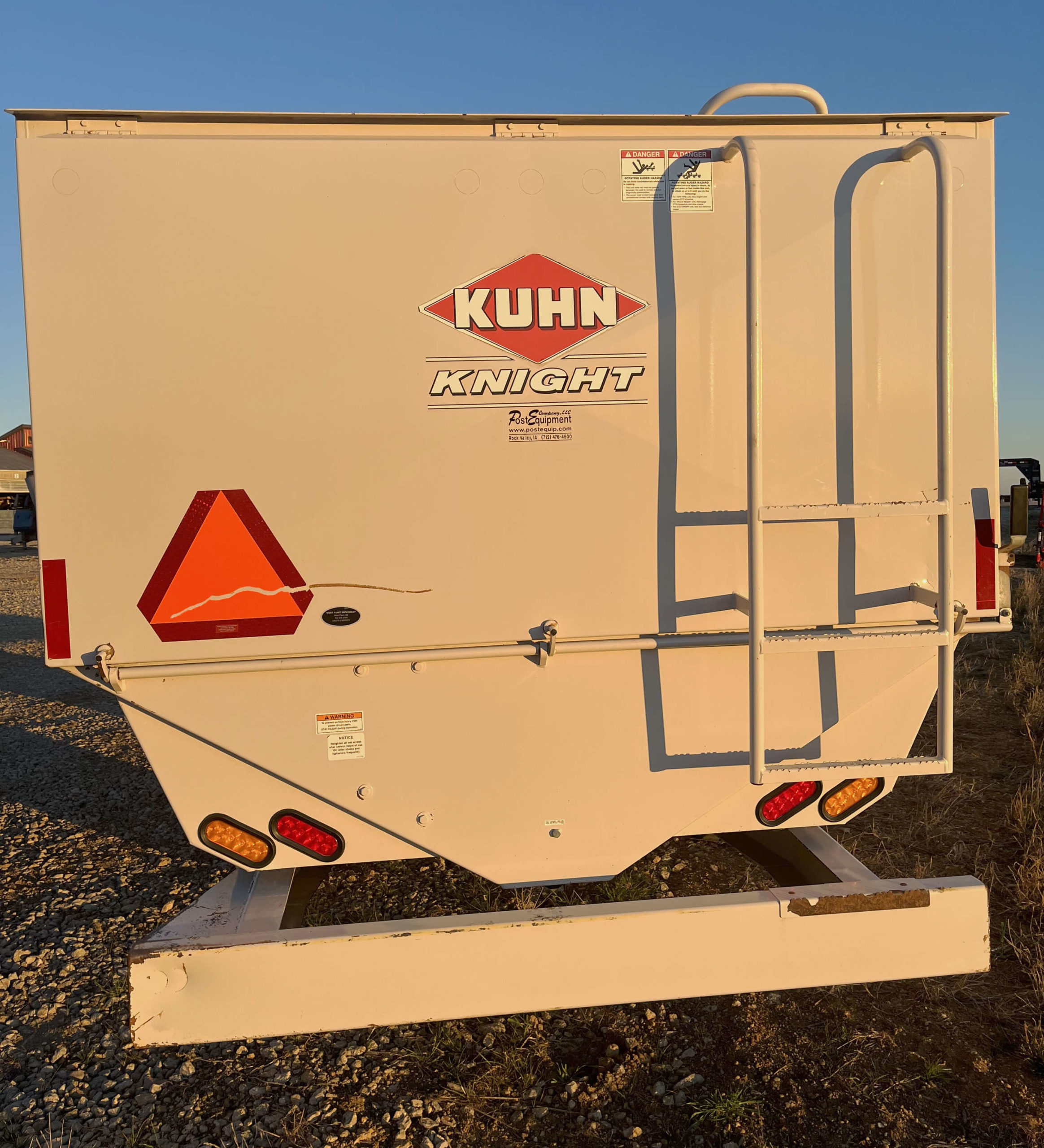 Kuhn-Knight-RC260-Feeder-Wagon