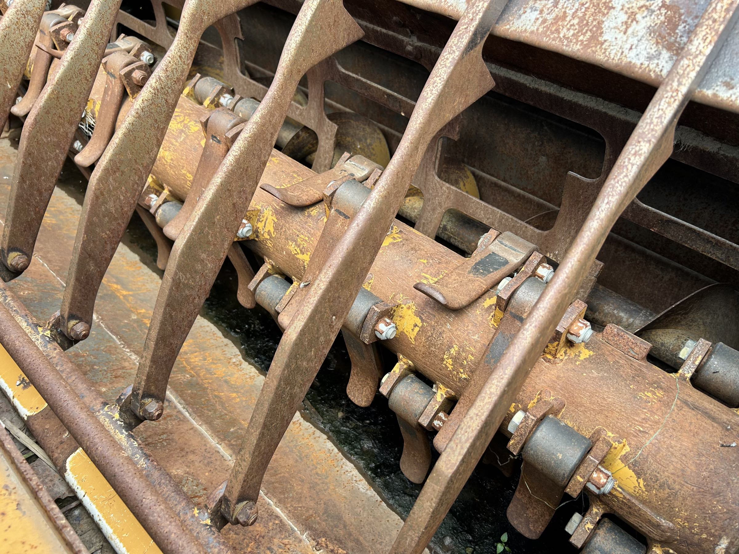 Haybuster 2564 Top Discharge Bale Shredder - Image 10