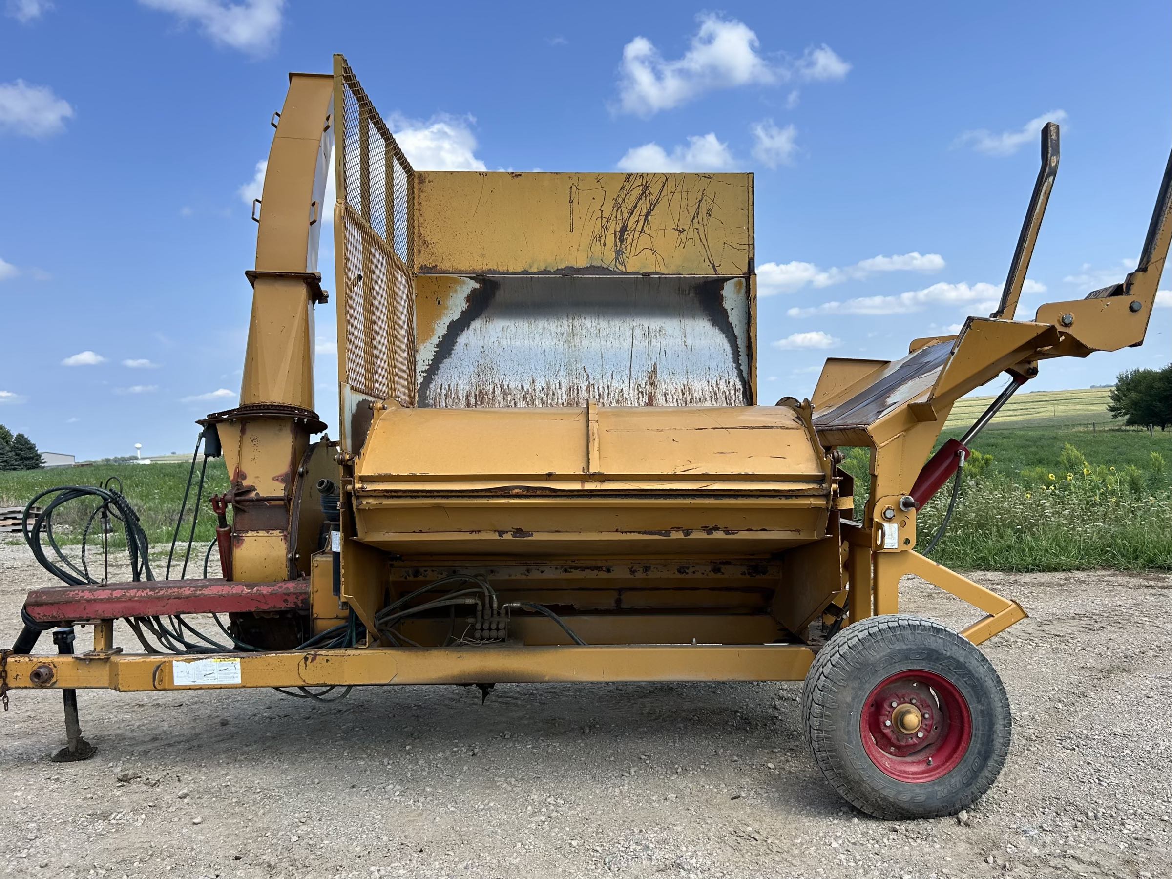 Haybuster 2564 Top Discharge Bale Shredder - Image 8