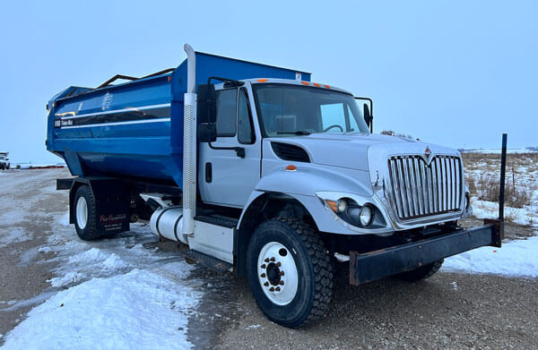 SAC 6160 Reel Feed Mixer Mounted on an 2015 IH 7400 Truck - Image 2