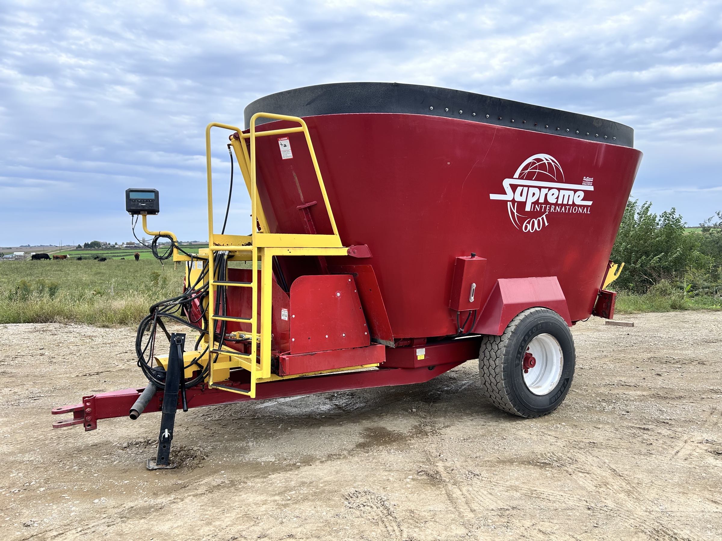 SUPREME-600T-VERTICAL-FEED-MIXER-4 Supreme 600T Vertical Feed Mixer