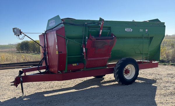 Farm Aid 430 Reel Feed Mixer