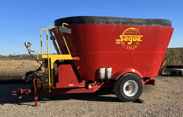 Segue 6T Vertical Feed Mixer - Post Equipment