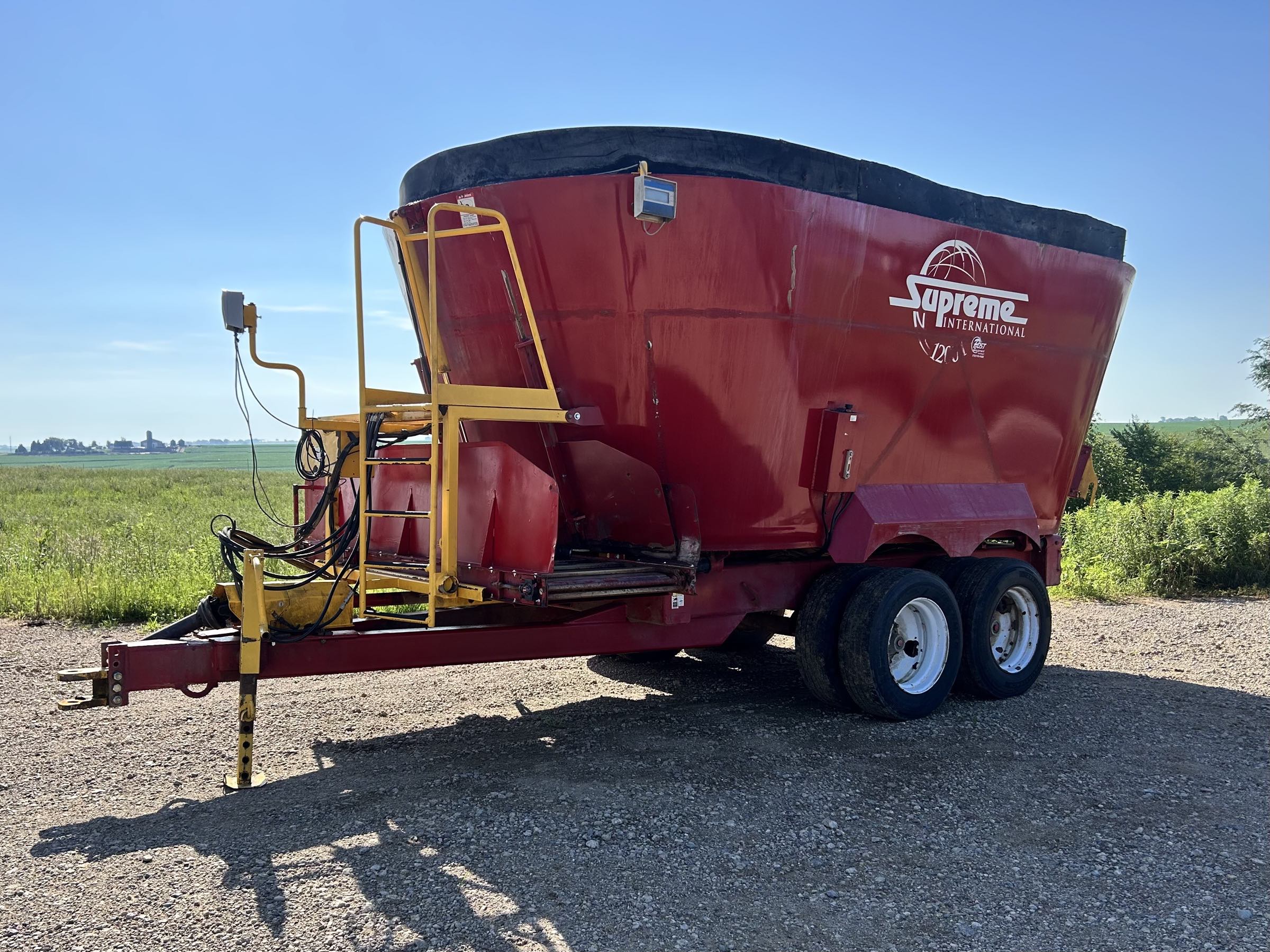 SUPREME-1200T-VERTICAL-FEED-MIXER-2 Supreme 1200T Vertical Feed Mixer