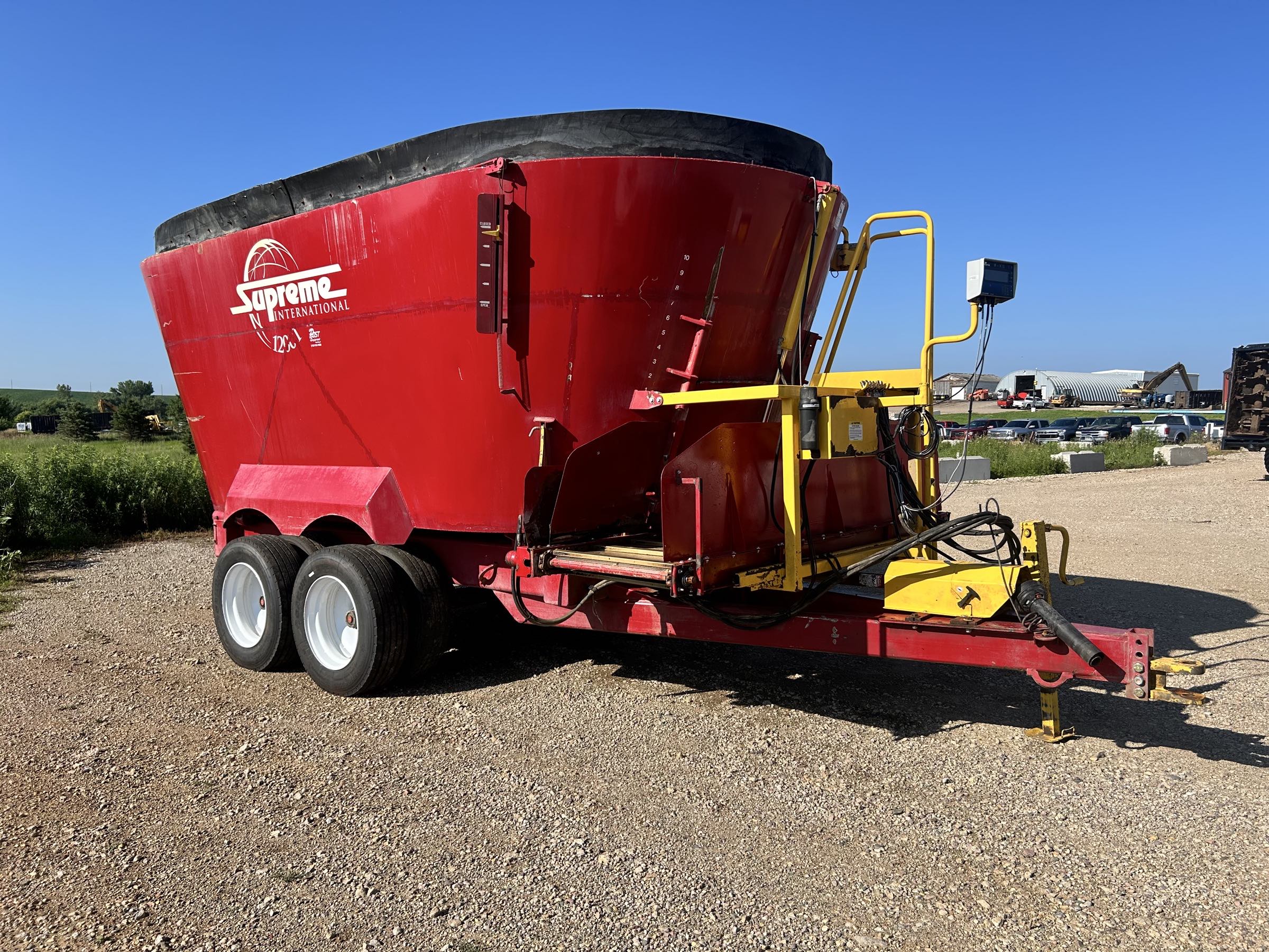 Supreme 1200T Vertical Feed Mixer - Image 3