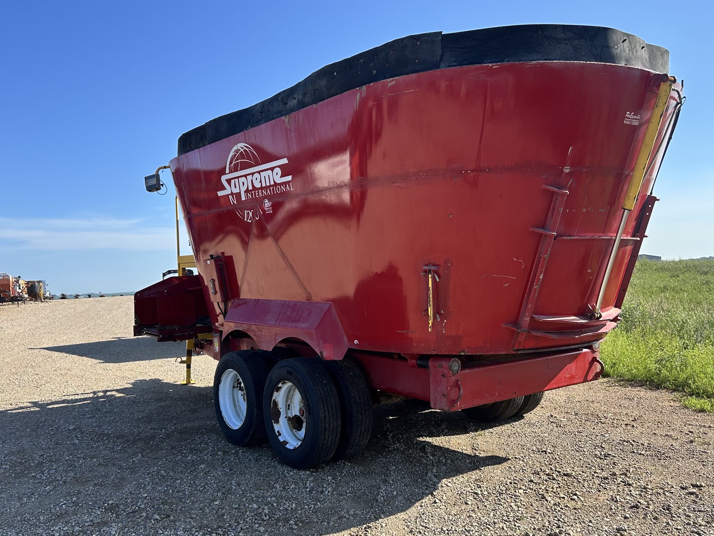 Supreme 1200T Vertical Feed Mixer - Image 7