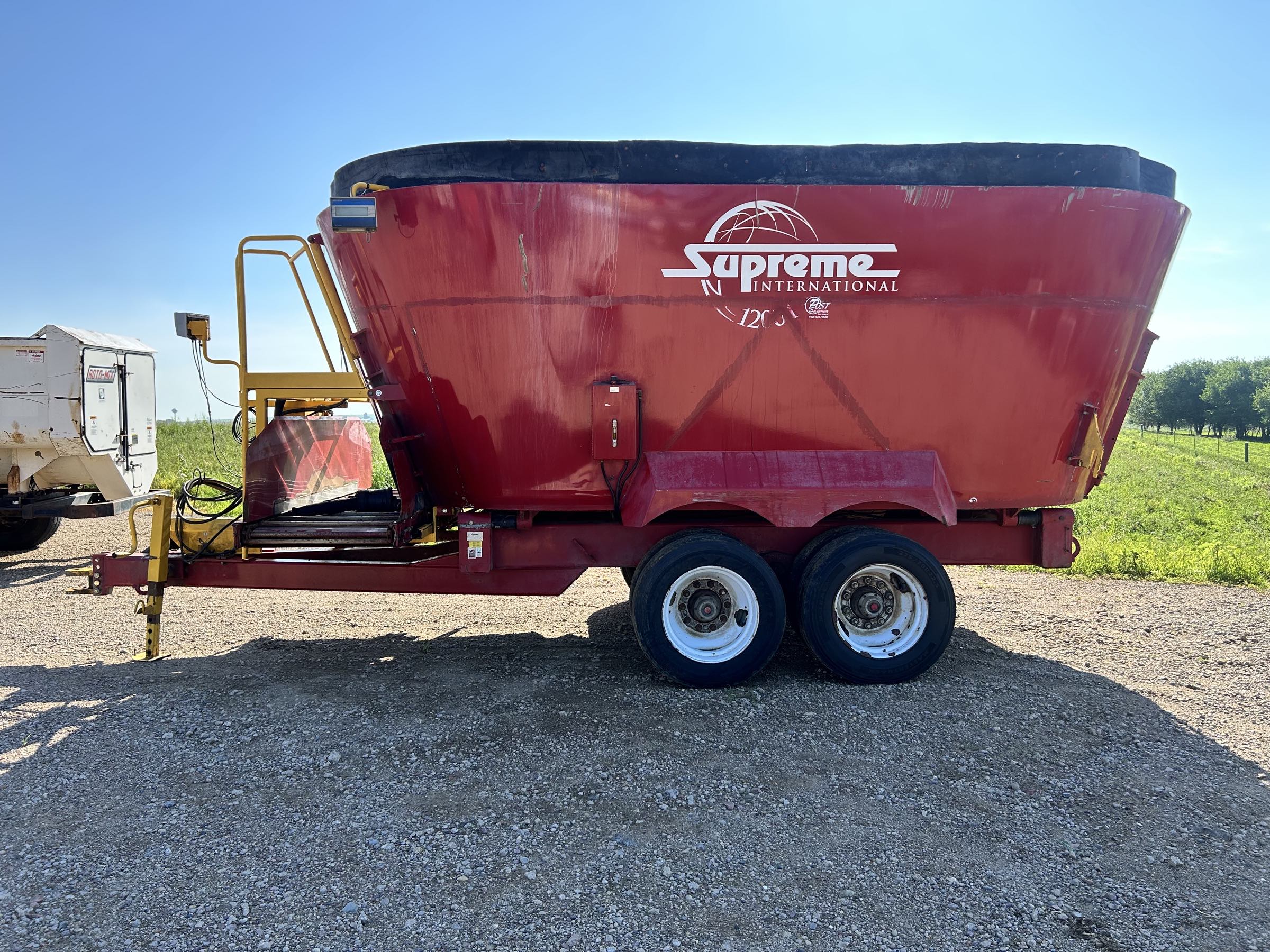 Supreme 1200T Vertical Feed Mixer - Image 8