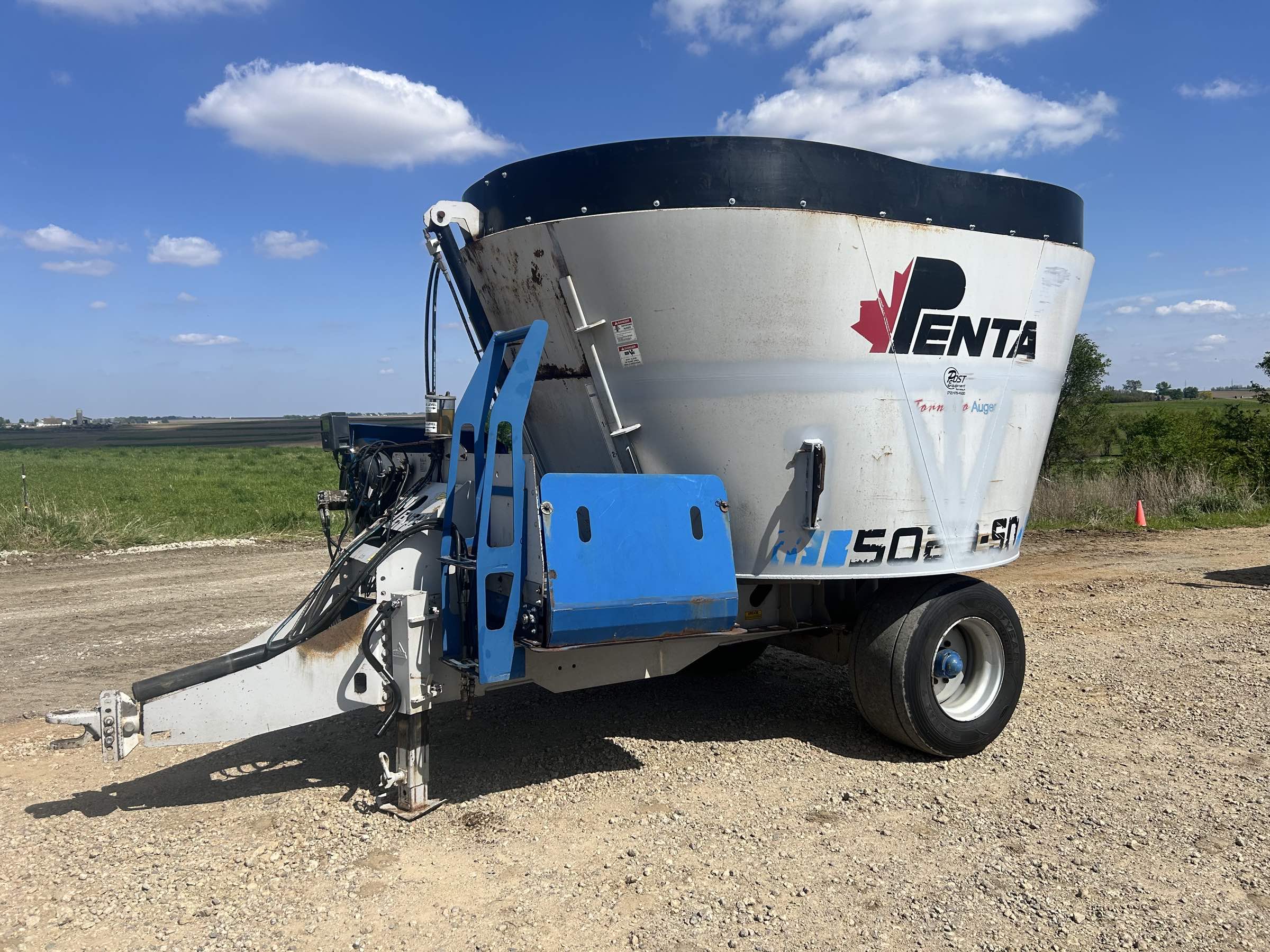 Used Penta 5020 Vertical Mixer Wagon! New auger and knives, stainless steel liner, single axle, right hand flip up discharge with magnets, rubber extension, new Point scale, small 1000 CV PTO!