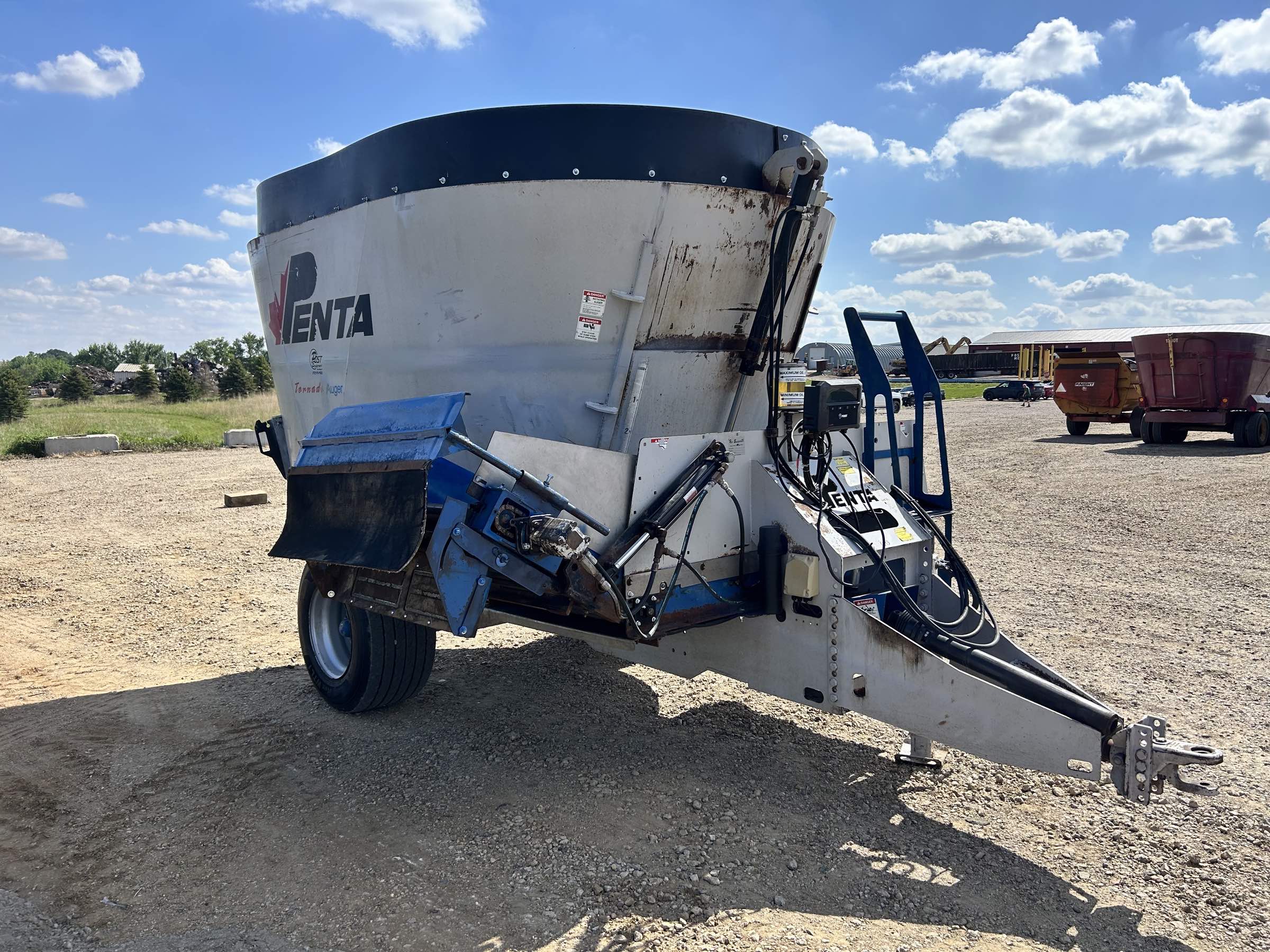 Used Penta 5020 Vertical Mixer Wagon! New auger and knives, stainless steel liner, single axle, right hand flip up discharge with magnets, rubber extension, new Point scale, small 1000 CV PTO!