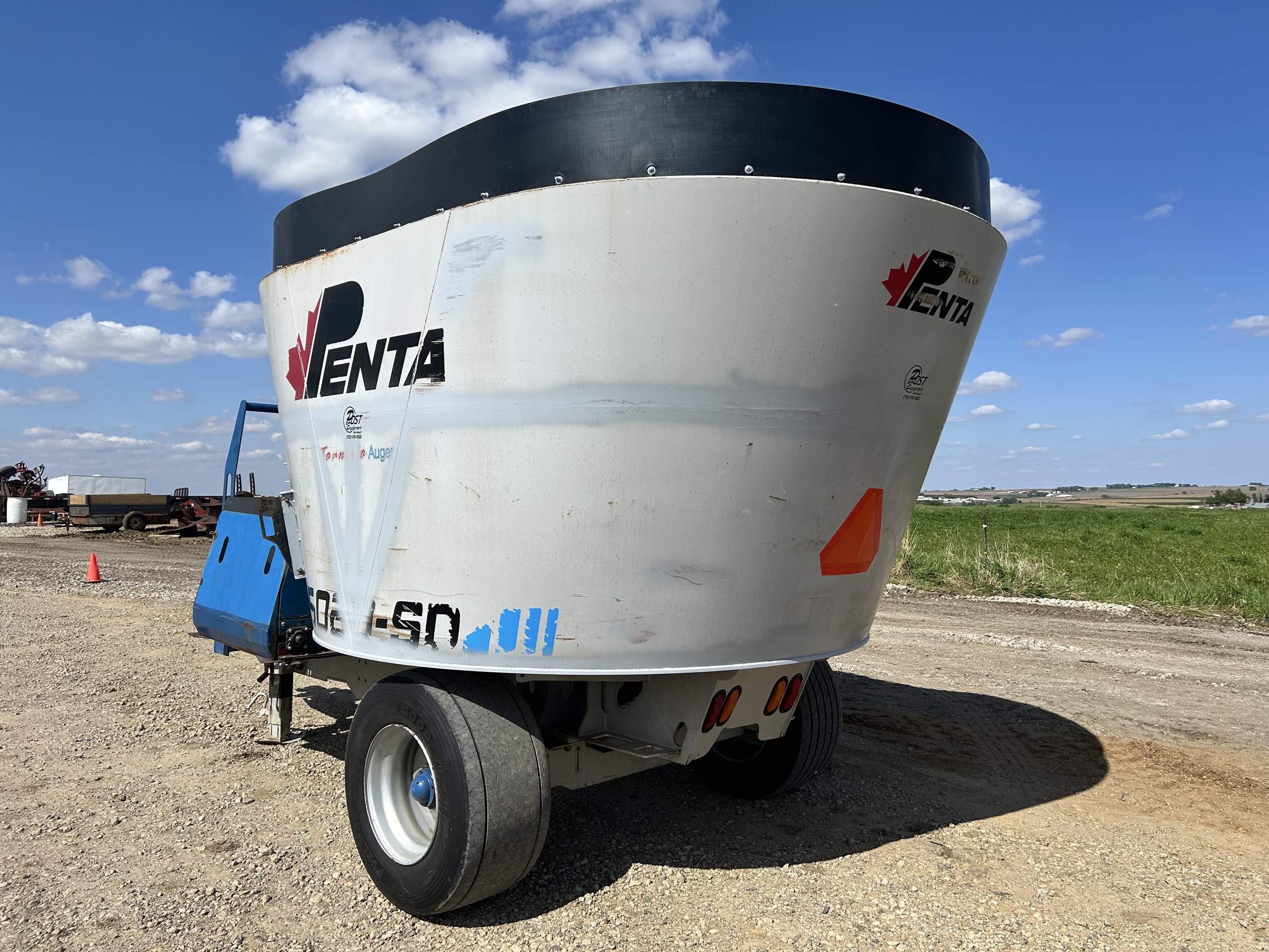 Used Penta 5020 Vertical Mixer Wagon! New auger and knives, stainless steel liner, single axle, right hand flip up discharge with magnets, rubber extension, new Point scale, small 1000 CV PTO!