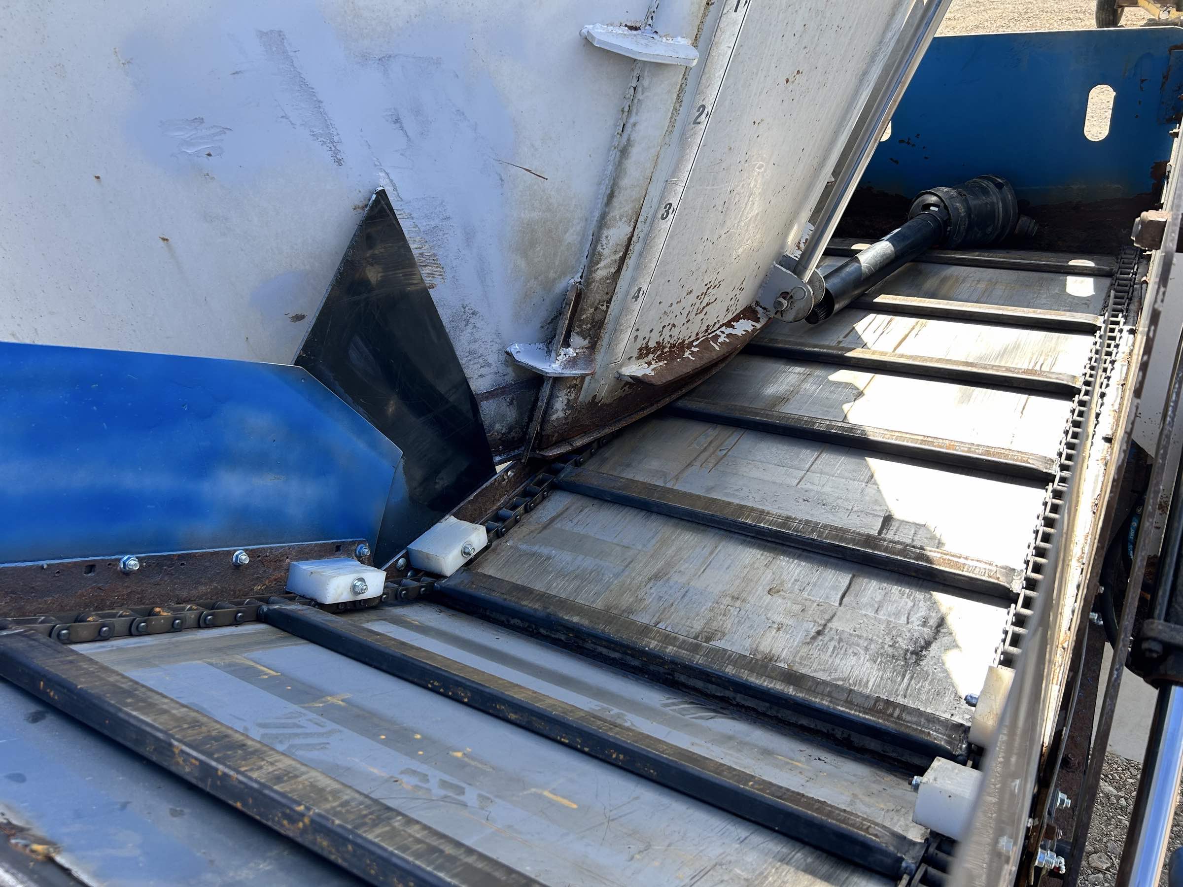 Used Penta 5020 Vertical Mixer Wagon! New auger and knives, stainless steel liner, single axle, right hand flip up discharge with magnets, rubber extension, new Point scale, small 1000 CV PTO!