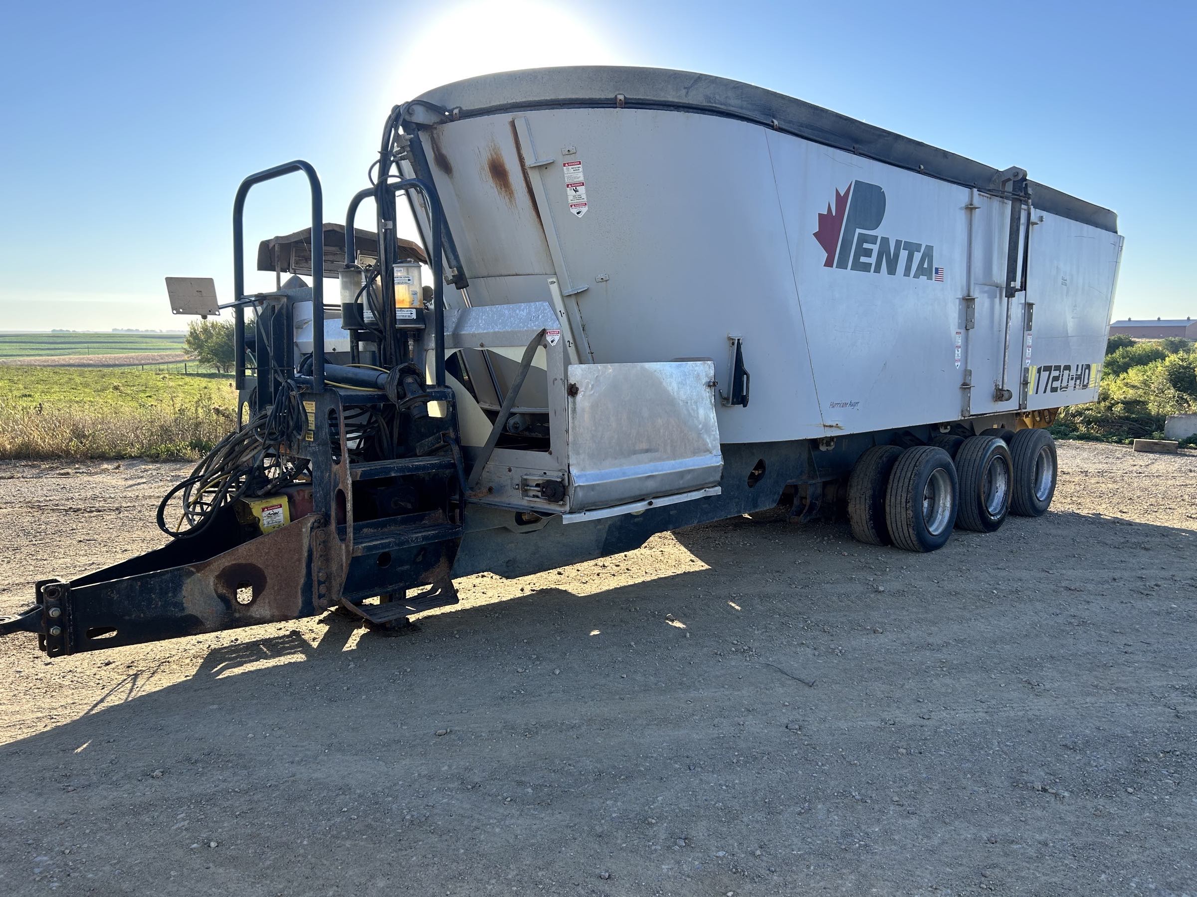 PENTA-1720-VERTICAL-TMR-MIXER-3 Penta 1720HD Vertical Feed Mixer