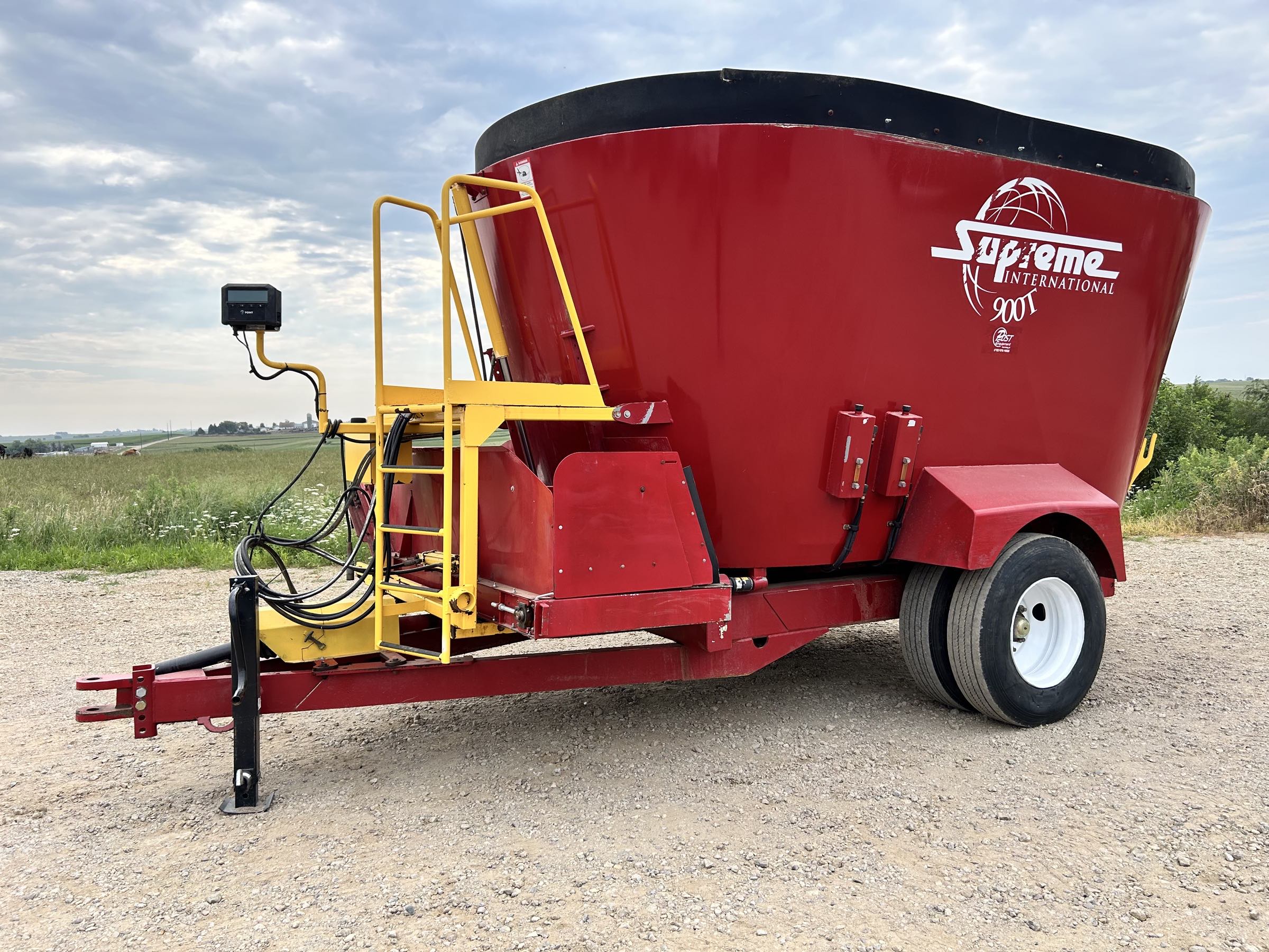 SUPREME-900T-VERTICAL-FEED-MIXER-1 Supreme 900T Vertical Feed Mixer