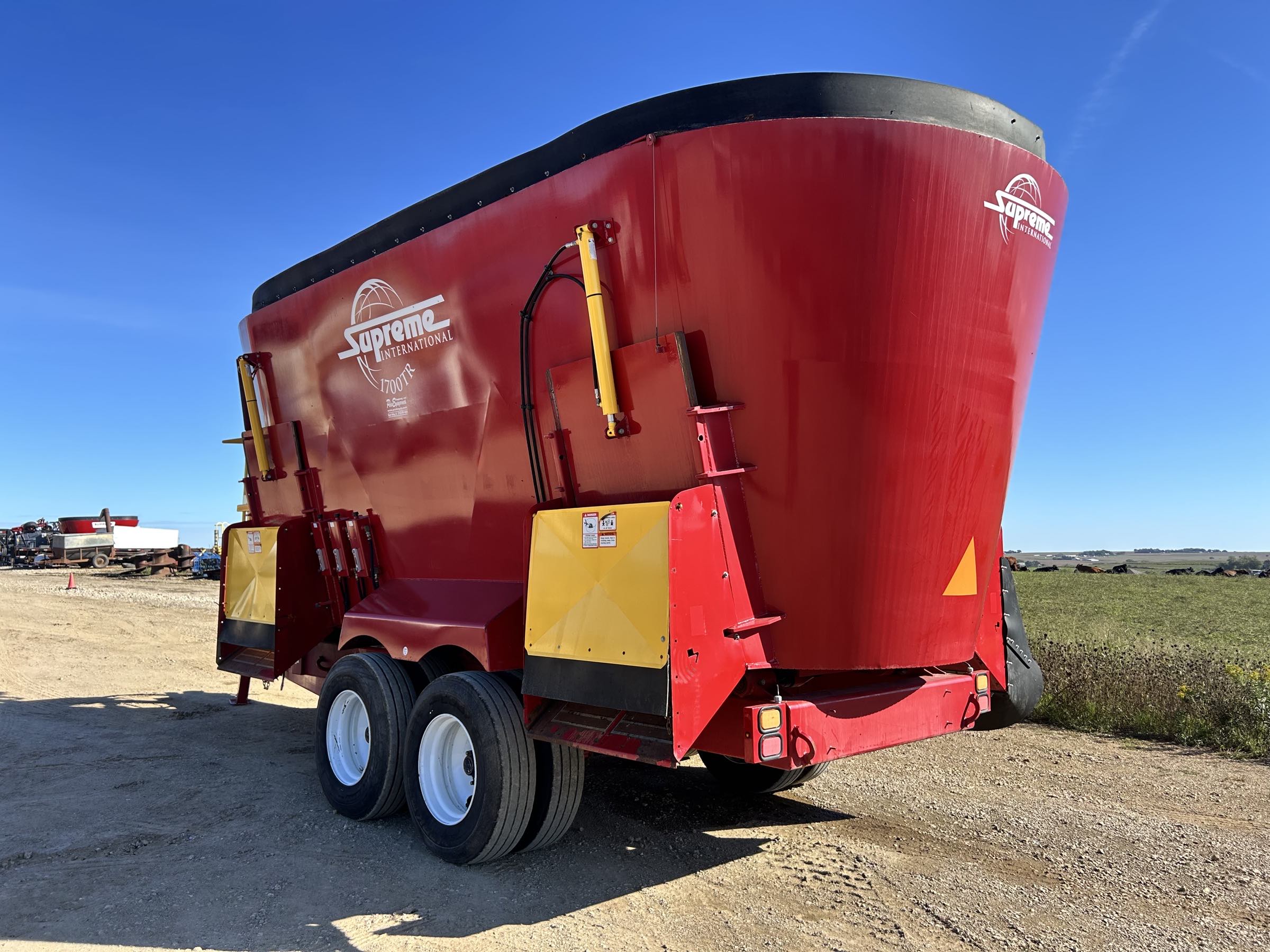 Supreme 1700TR Vertical Feed Mixer - Image 7