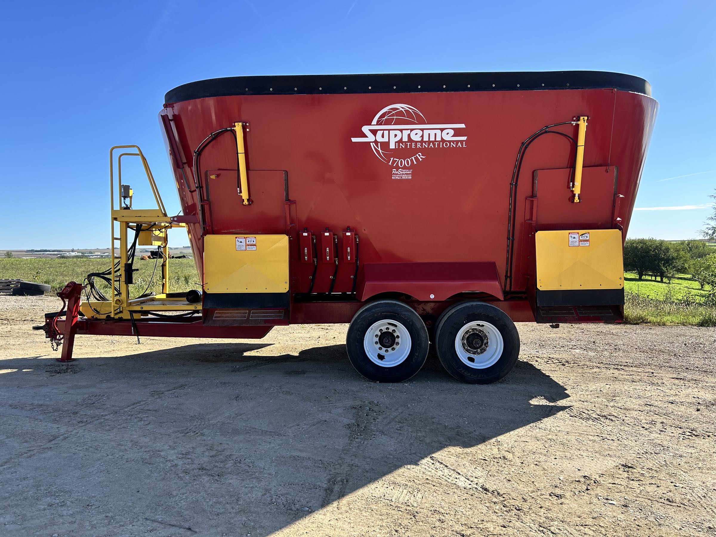 Supreme 1700TR Vertical Feed Mixer - Image 8