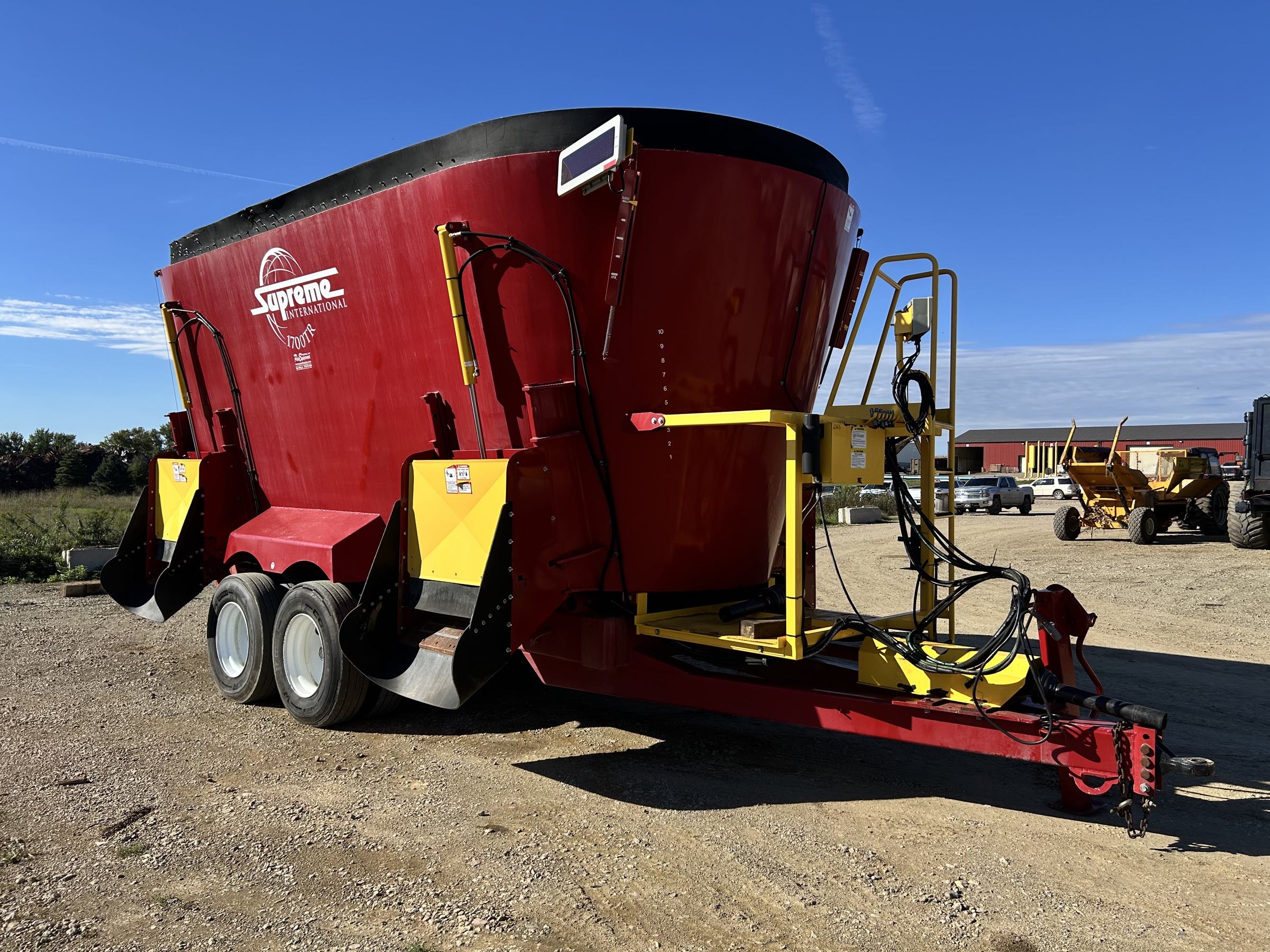 Supreme 1700TR Vertical Feed Mixer - Image 3