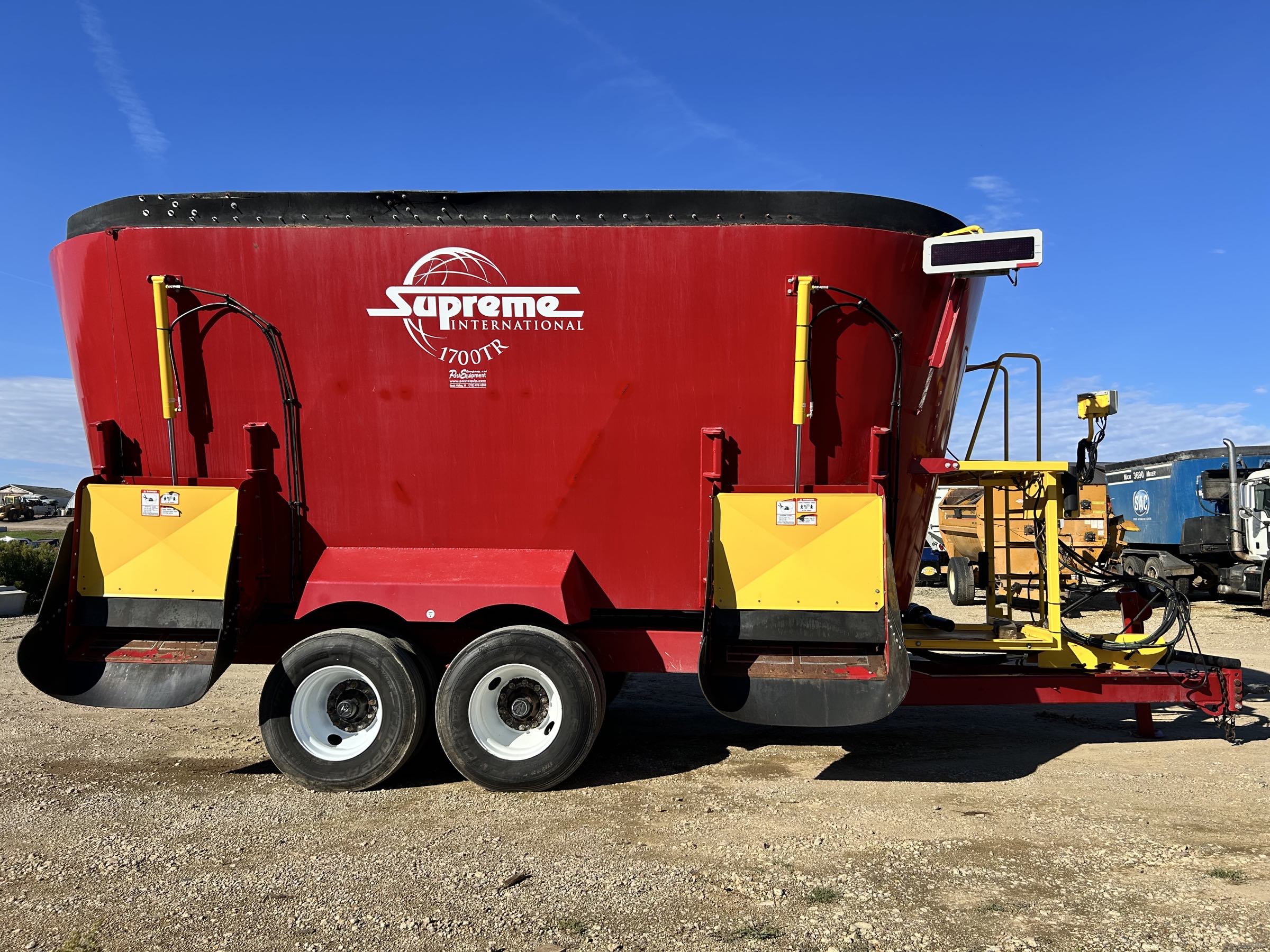Supreme 1700TR Vertical Feed Mixer - Image 4
