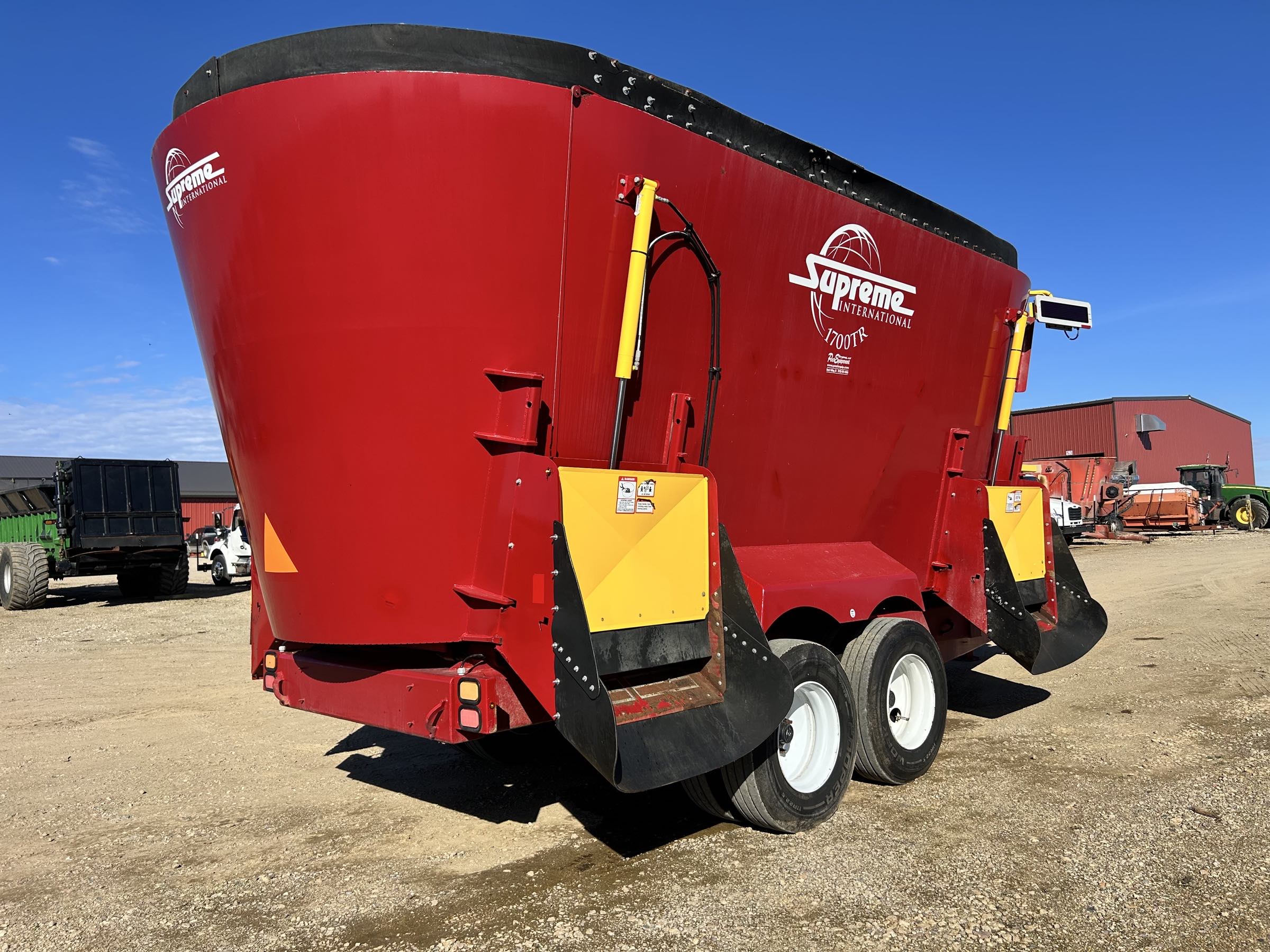 Supreme 1700TR Vertical Feed Mixer - Image 5