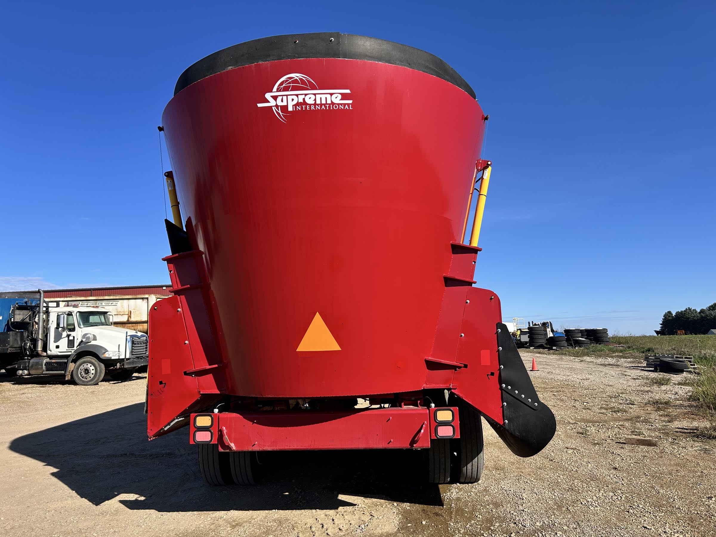 Supreme 1700TR Vertical Feed Mixer - Image 6