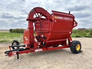 Used 2020 Highline CFR650 Top Gun Bale Processor! Very nice trade with Top Gun discharge, relined blower, new auger, all new flails, implement lugged tires, good bale lift, roller style table, light kit, small 1000 CV PTO! Ready to go!