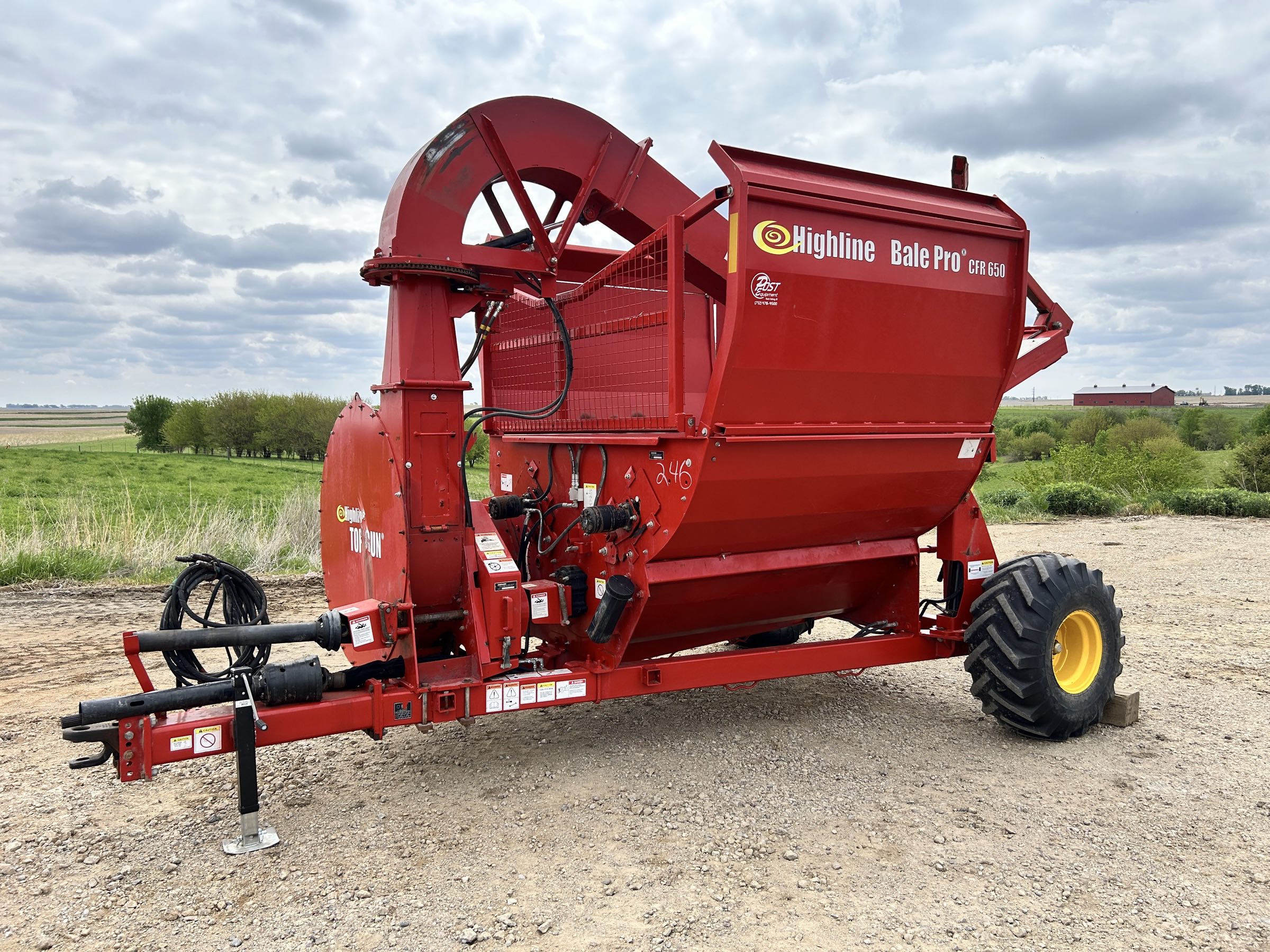 Used 2020 Highline CFR650 Top Gun Bale Processor! Very nice trade with Top Gun discharge, relined blower, new auger, all new flails, implement lugged tires, good bale lift, roller style table, light kit, small 1000 CV PTO! Ready to go!