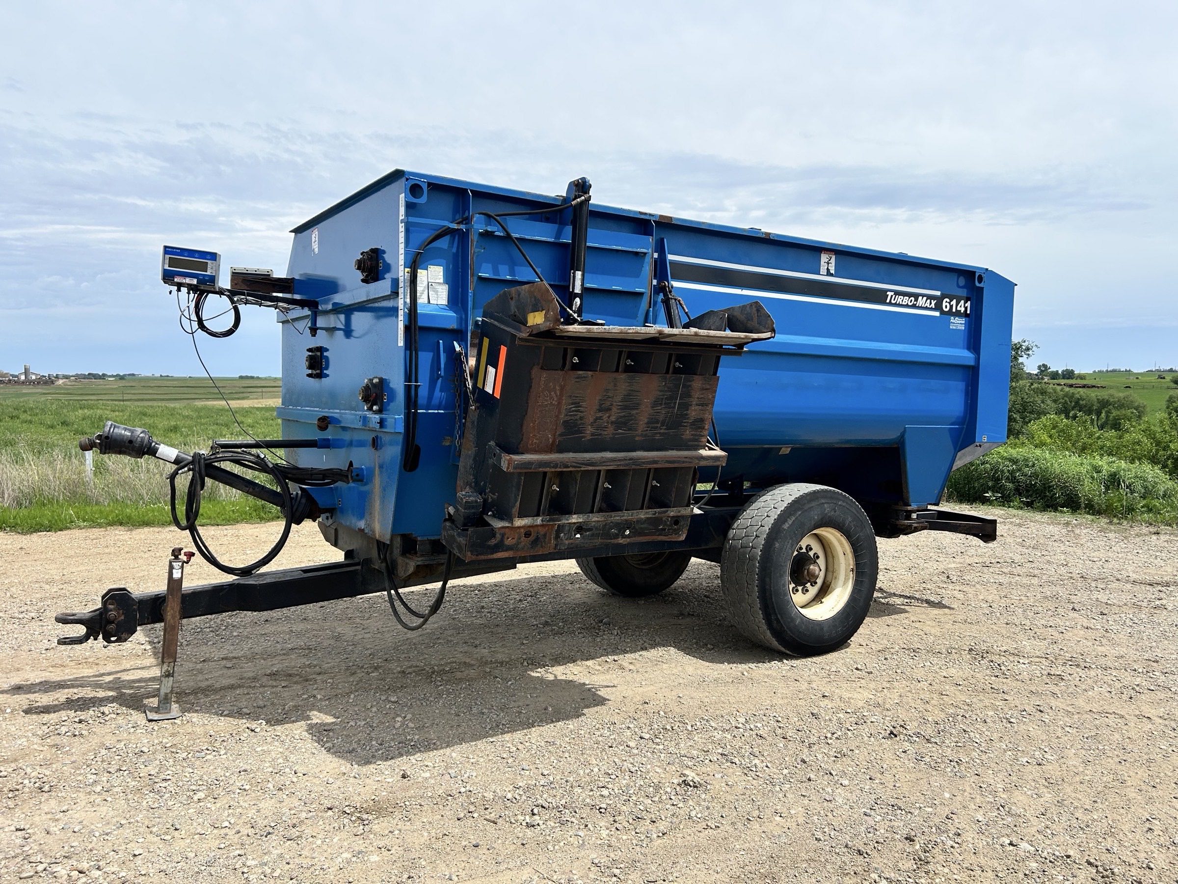 Used SAC 6141 Reel Mixer! Good looking mixer with 3 foot 4 auger discharge and magnet tip-off, full stainless steel liners, auger flights at 70%, and new wiper blades. Wagon has a light kit and Digi-Star scale head. Powered by a 540 PTO.