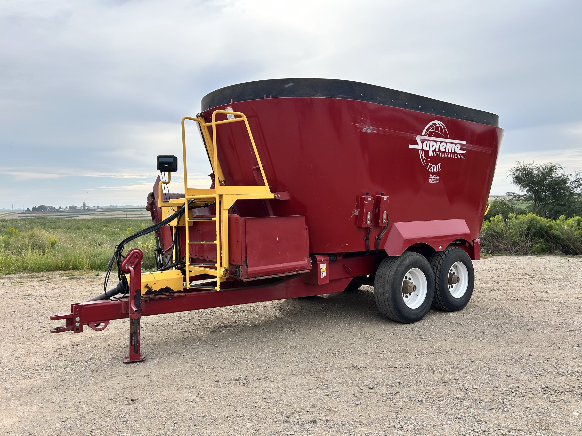 Supreme 1200T Vertical Feed Mixer