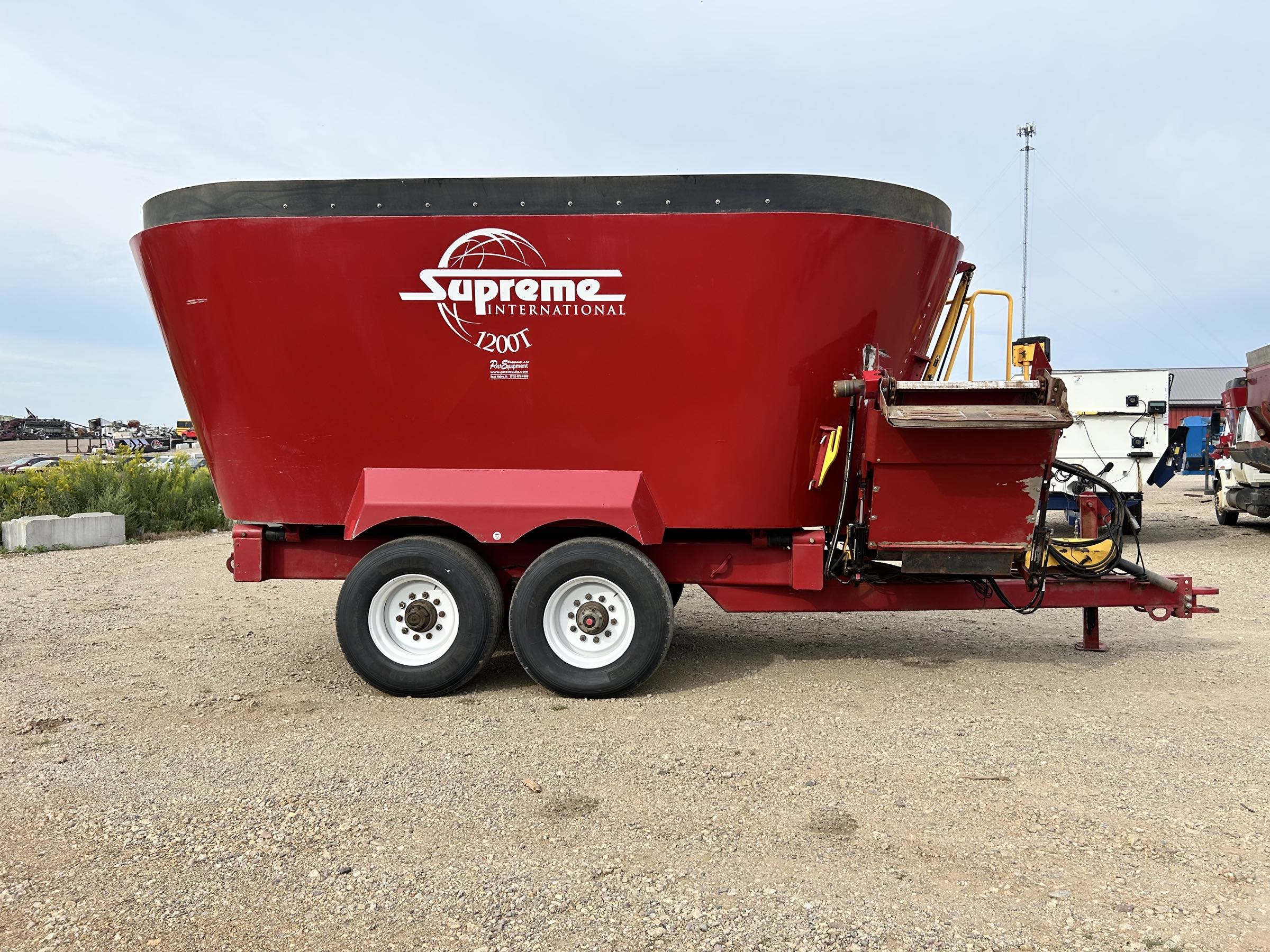 Supreme 1200T Vertical Feed Mixer - Image 4