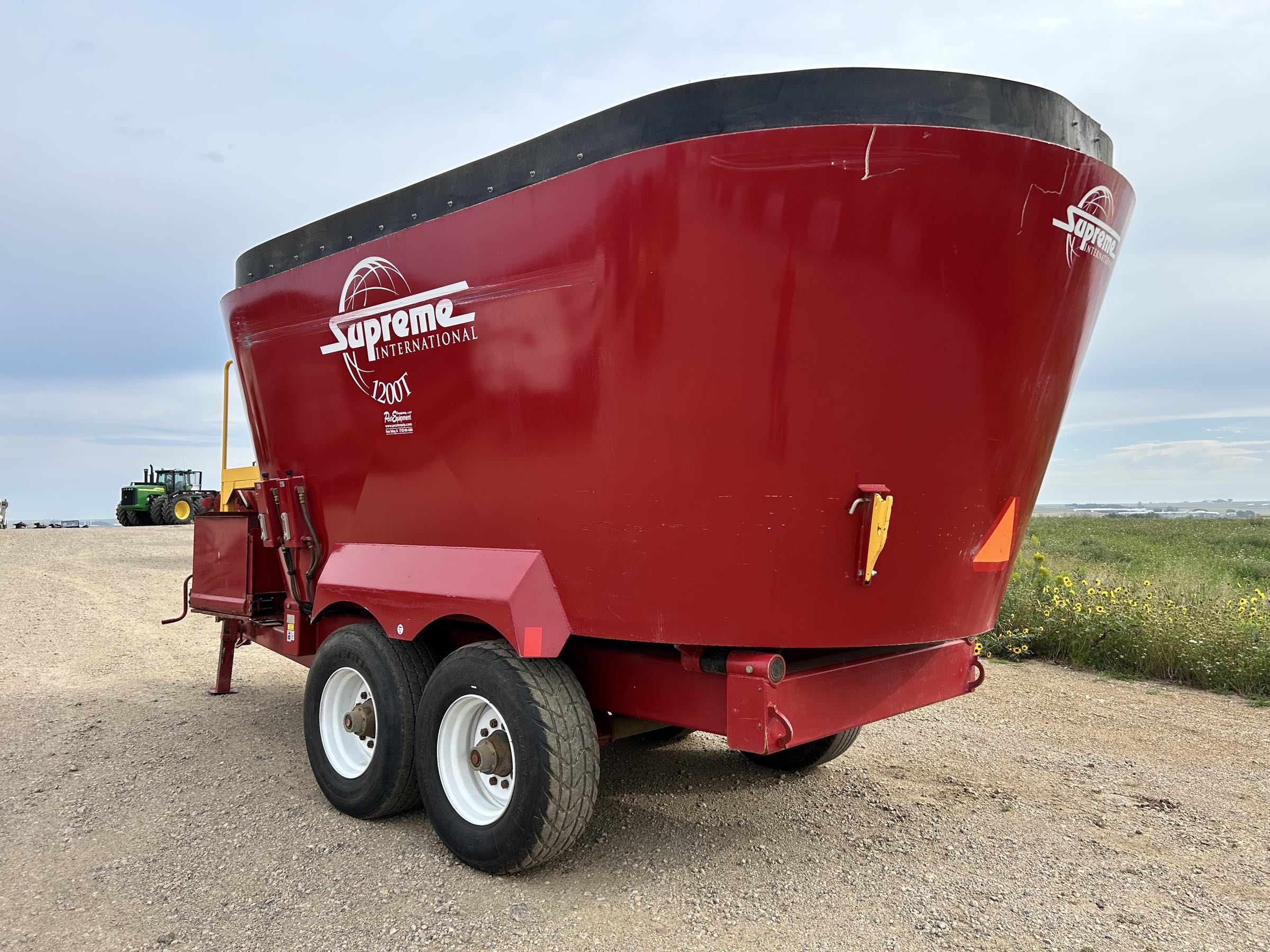 Supreme 1200T Vertical Feed Mixer - Image 7