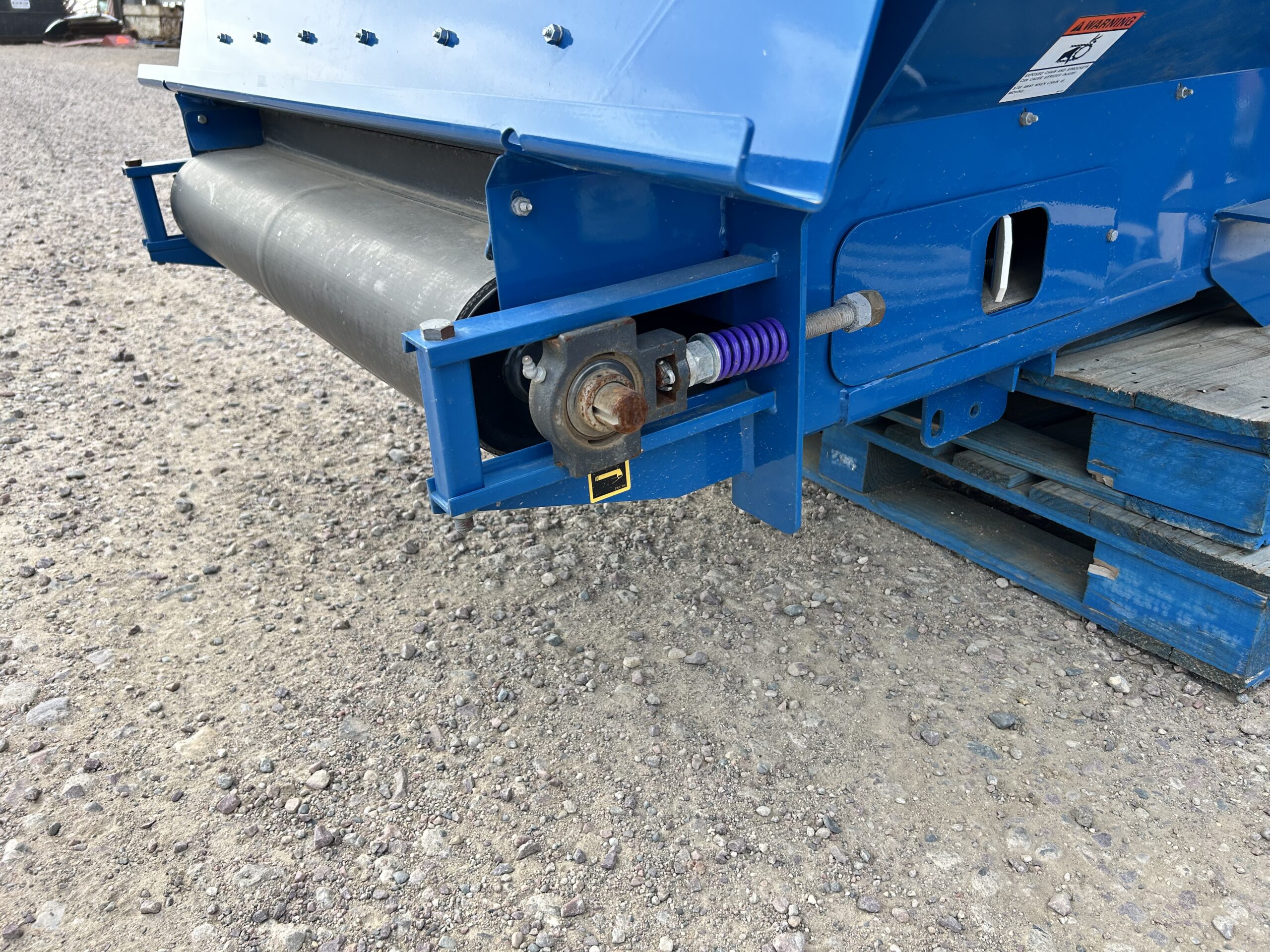 NEW Herd-Boss Roto-Press 1098 Conveyor! 52″ cleated intake conveyer belt with hydraulic raise and lower. Has control levers, hydraulic hoses, and cylinders.