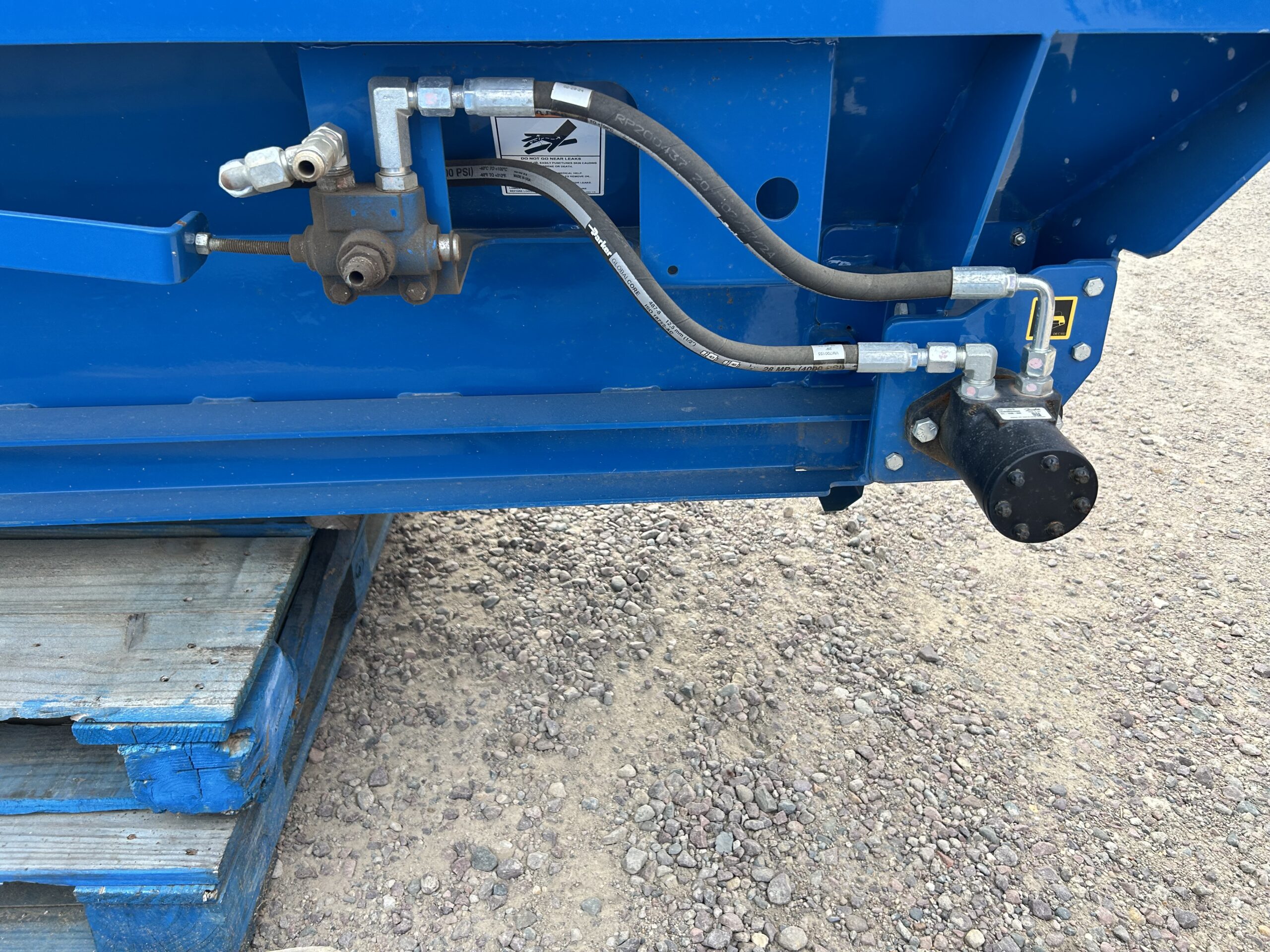 NEW Herd-Boss Roto-Press 1098 Conveyor! 52″ cleated intake conveyer belt with hydraulic raise and lower. Has control levers, hydraulic hoses, and cylinders.