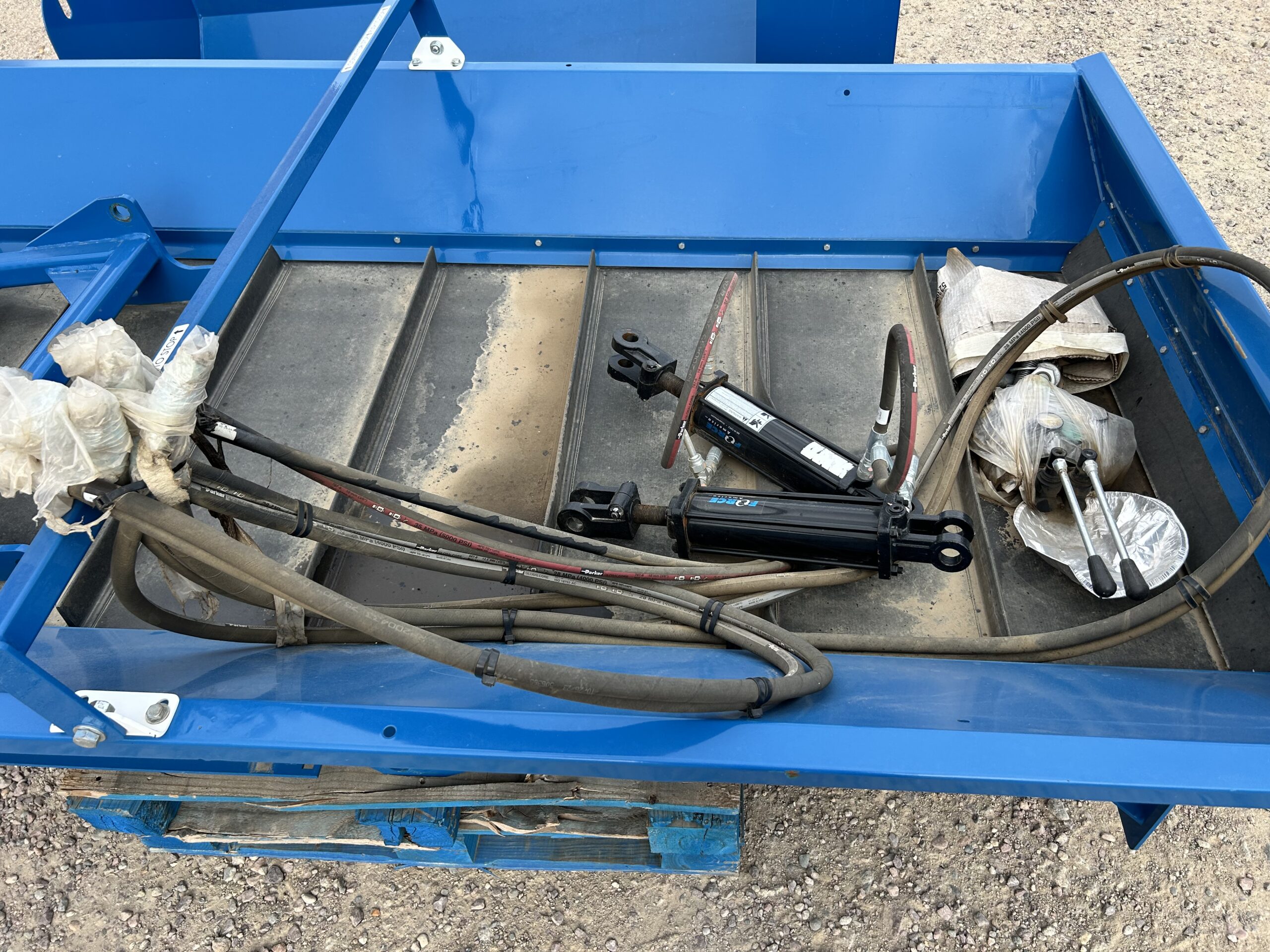 NEW Herd-Boss Roto-Press 1098 Conveyor! 52″ cleated intake conveyer belt with hydraulic raise and lower. Has control levers, hydraulic hoses, and cylinders.
