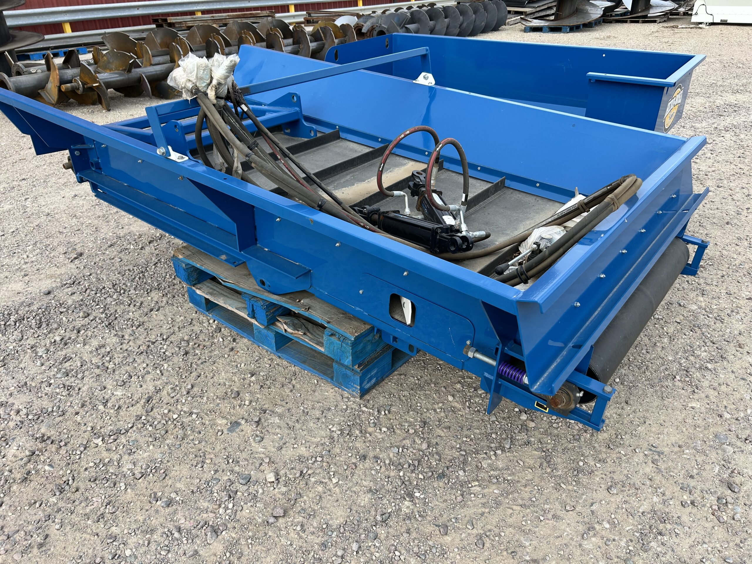 NEW Herd-Boss Roto-Press 1098 Conveyor! 52″ cleated intake conveyer belt with hydraulic raise and lower. Has control levers, hydraulic hoses, and cylinders.