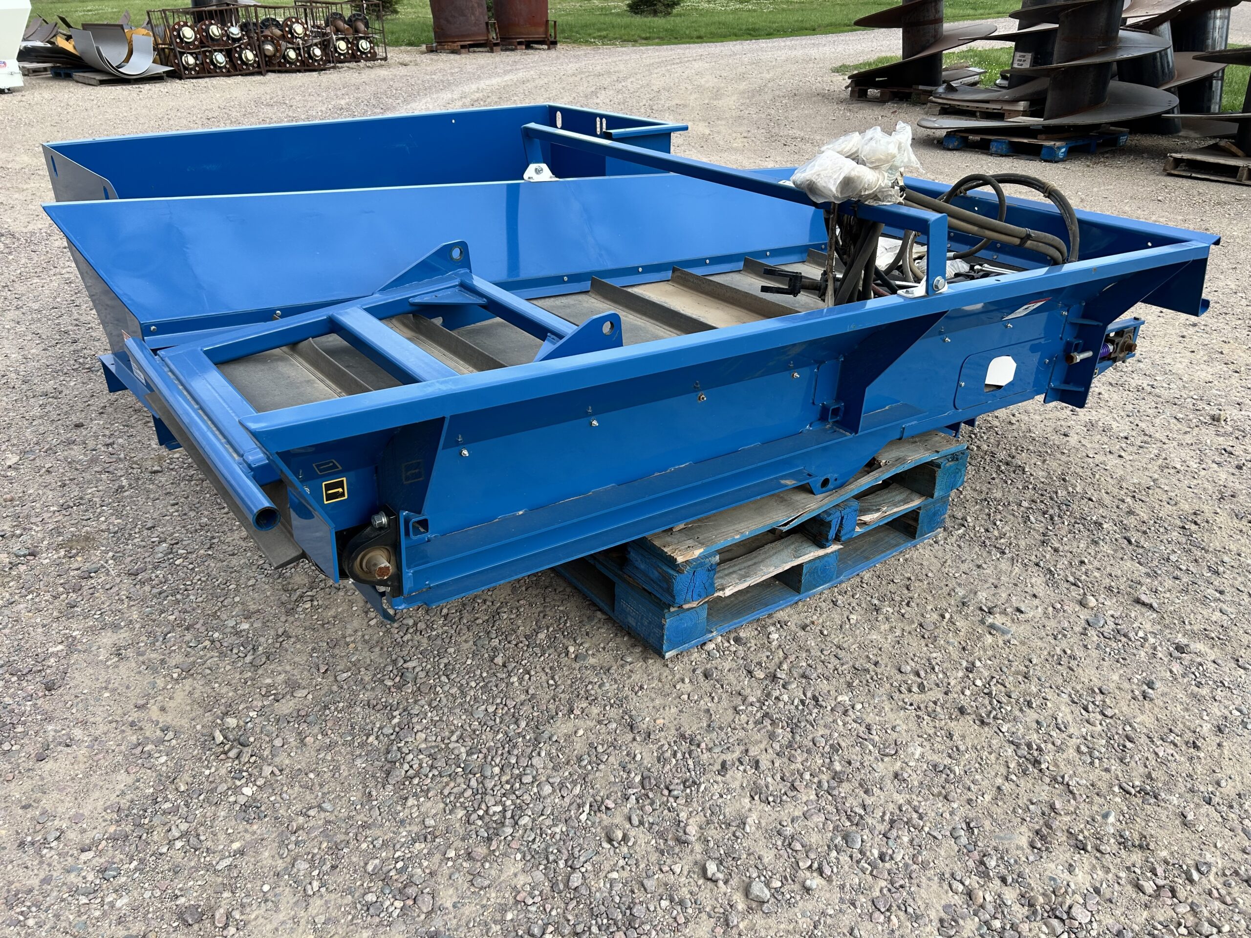 NEW Herd-Boss Roto-Press 1098 Conveyor! 52″ cleated intake conveyer belt with hydraulic raise and lower. Has control levers, hydraulic hoses, and cylinders.