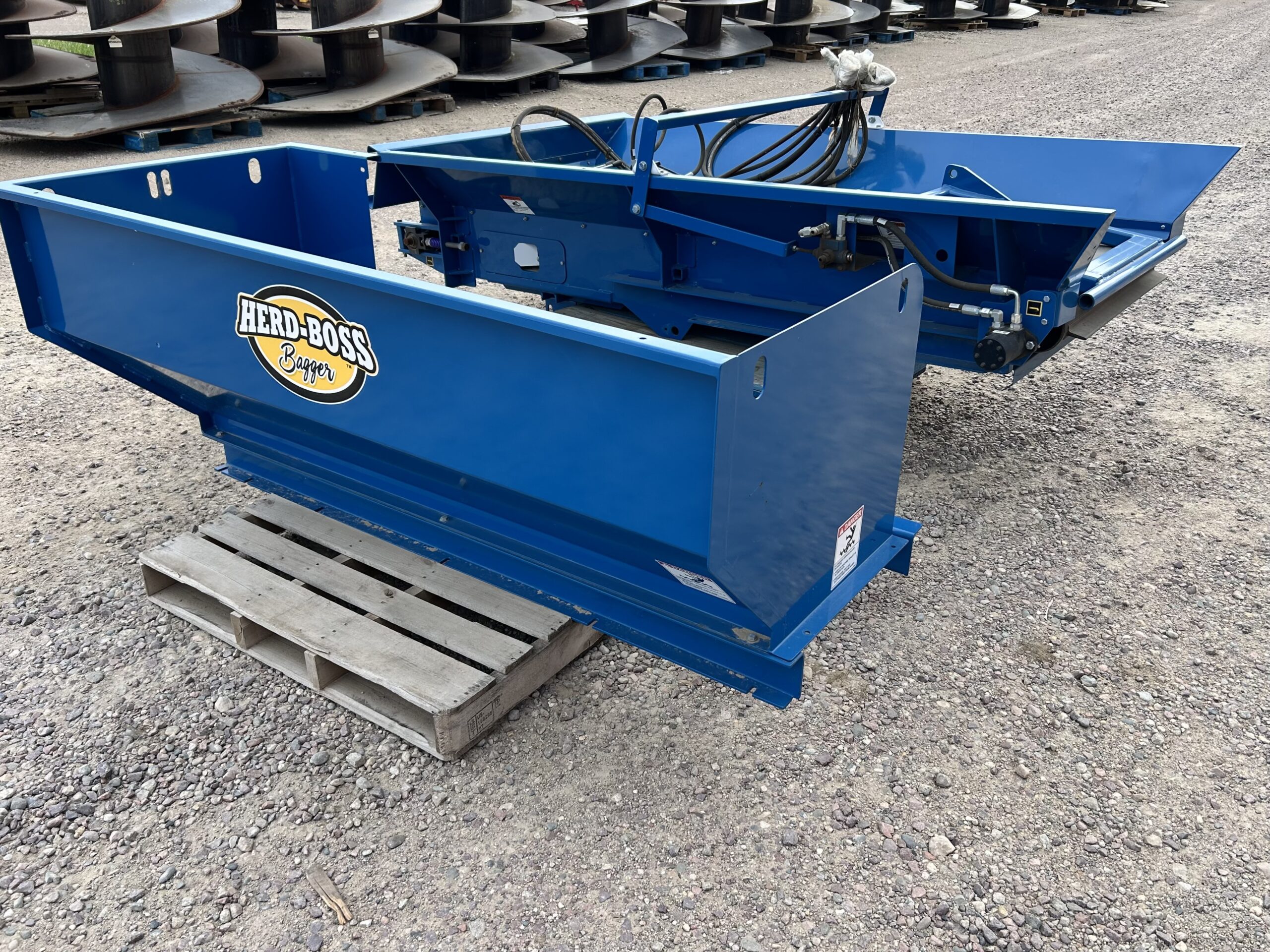 NEW Herd-Boss Roto-Press 1098 Conveyor! 52″ cleated intake conveyer belt with hydraulic raise and lower. Has control levers, hydraulic hoses, and cylinders.