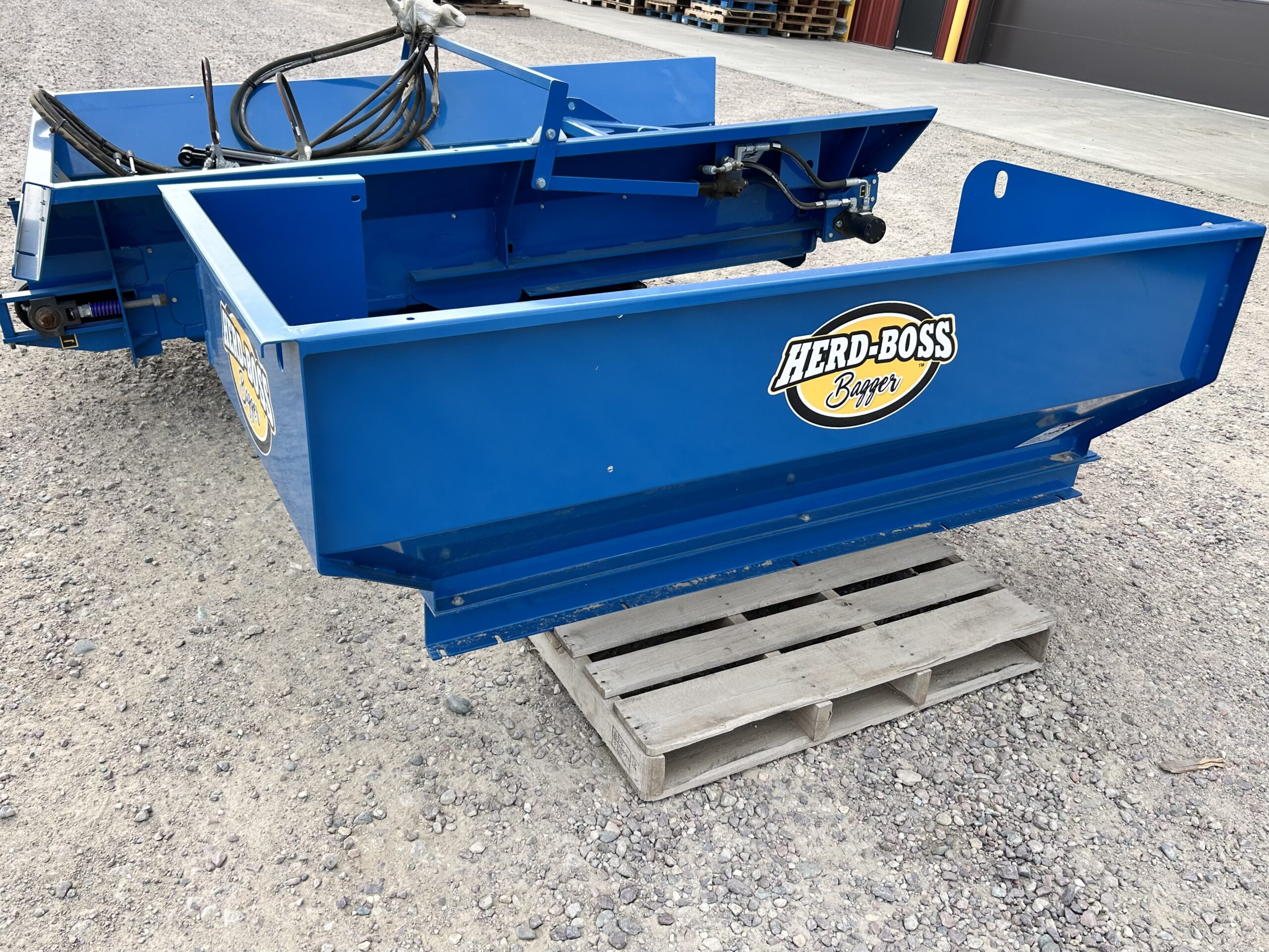 NEW Herd-Boss Roto-Press 1098 Conveyor! 52″ cleated intake conveyer belt with hydraulic raise and lower. Has control levers, hydraulic hoses, and cylinders.