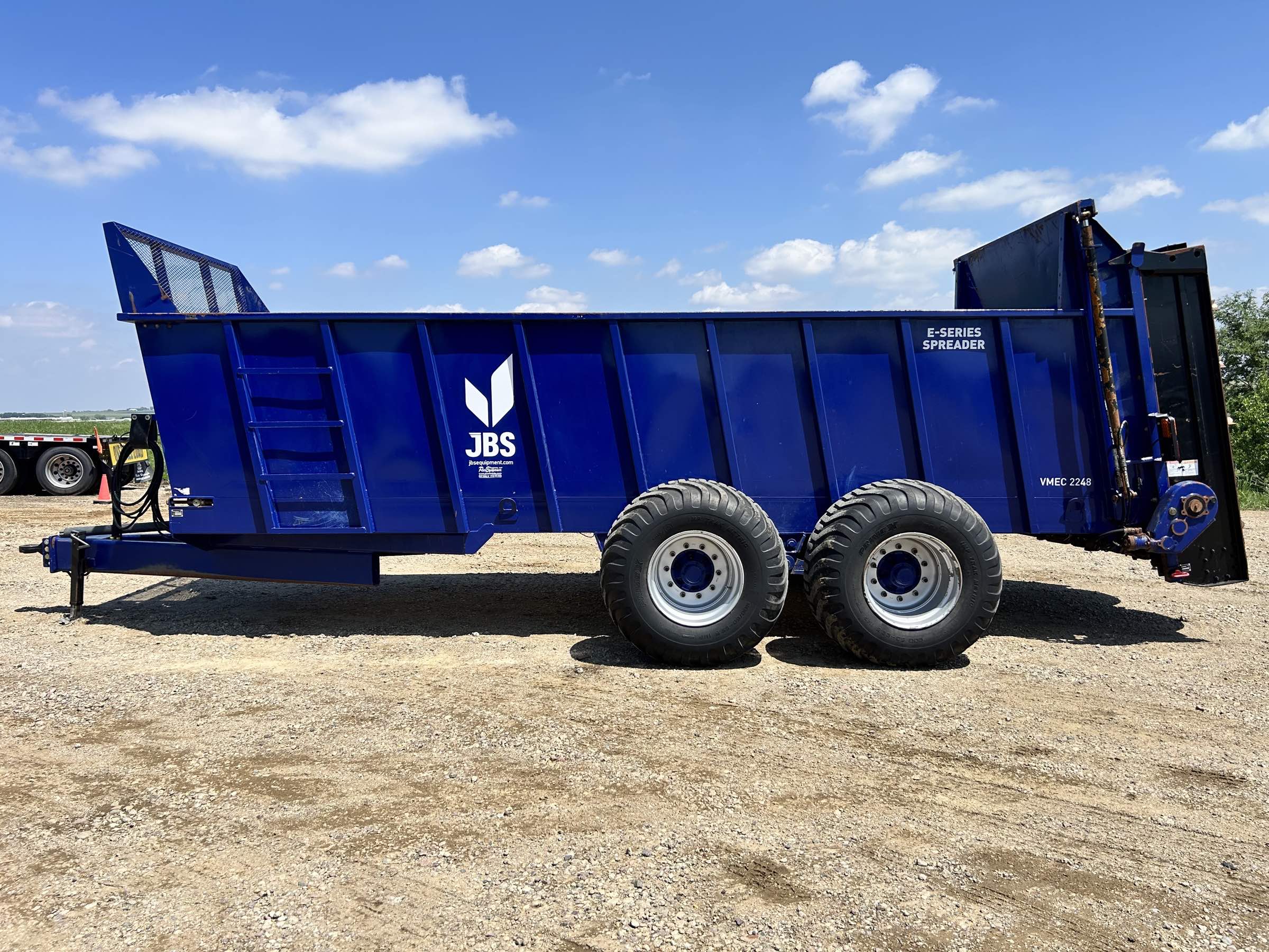 Used 2020 JBS 2248 manure spreader! Log chain floor chain with ploy liner. Good looking vertical beaters with some new cups, powered by a big 1000 CV PTO. Ready to go!