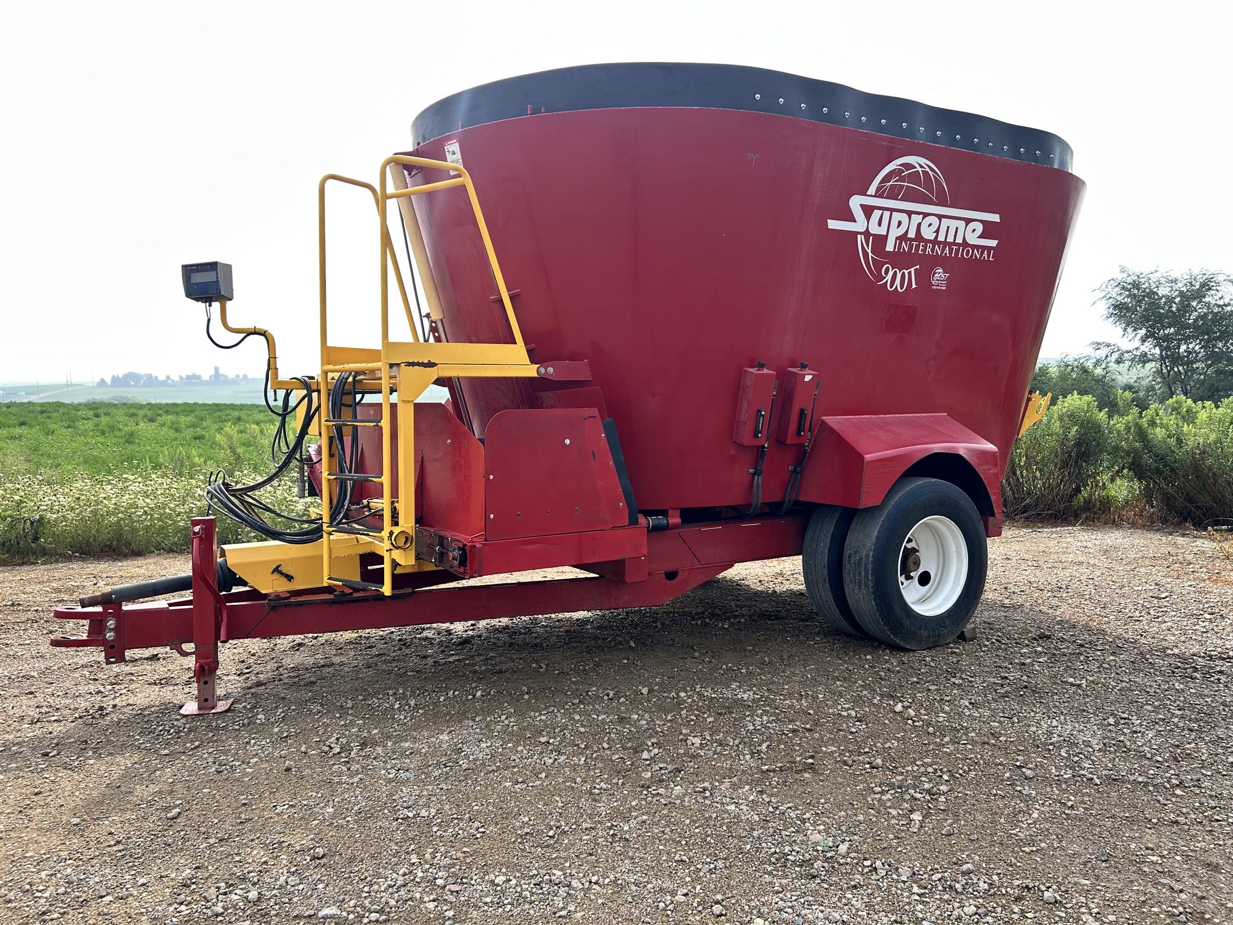 SUPREME-900T-VERTICAL-FEED-MIXER-1 Supreme 900T Vertical Feed Mixer