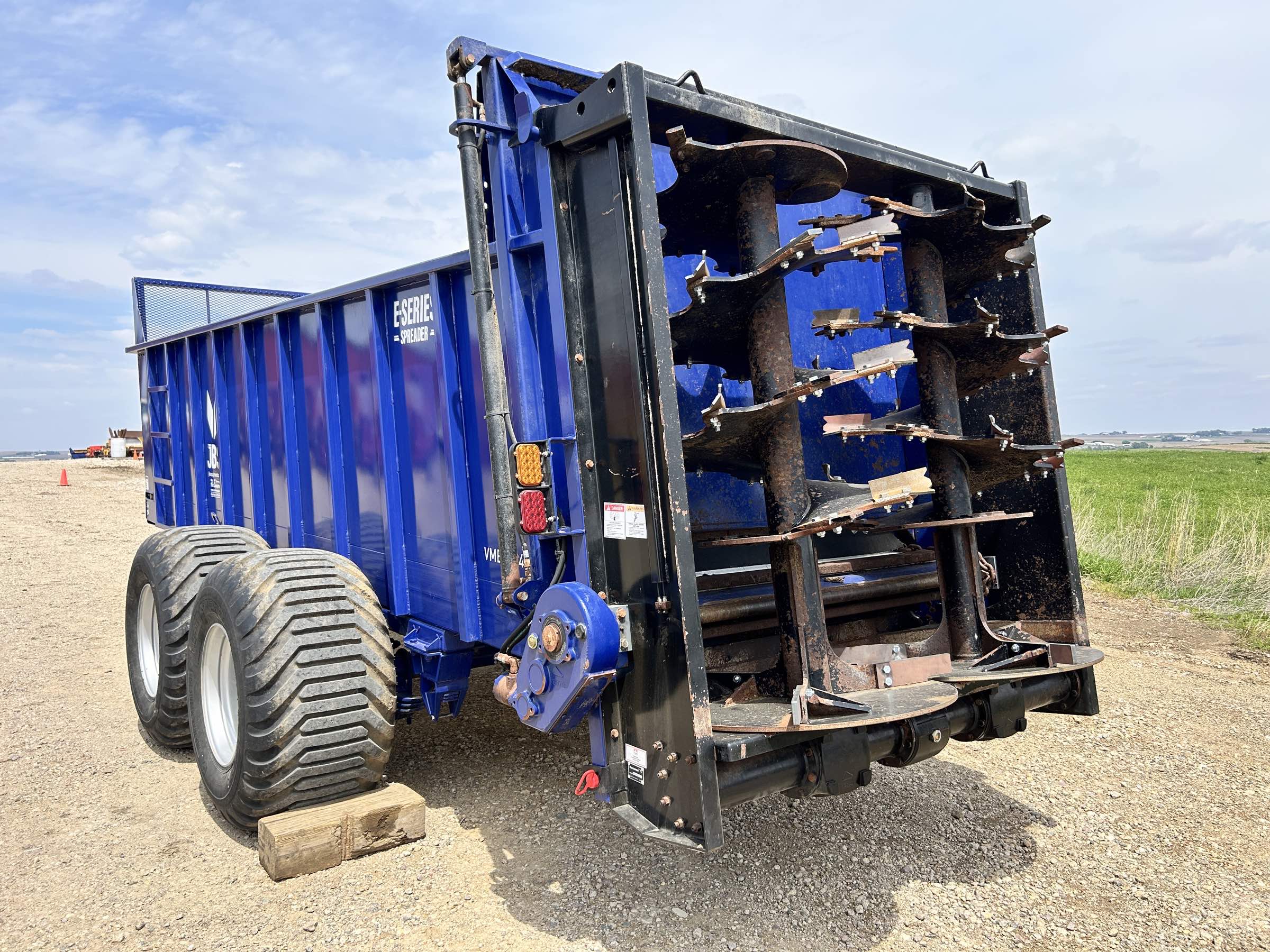 Used 2023 JBS 2248-3.0 Manure Spreader! Bulk head, bull pull, small 1000 CV PTO, light kit! Log chain single web, tandem axle, spring ride suspension!