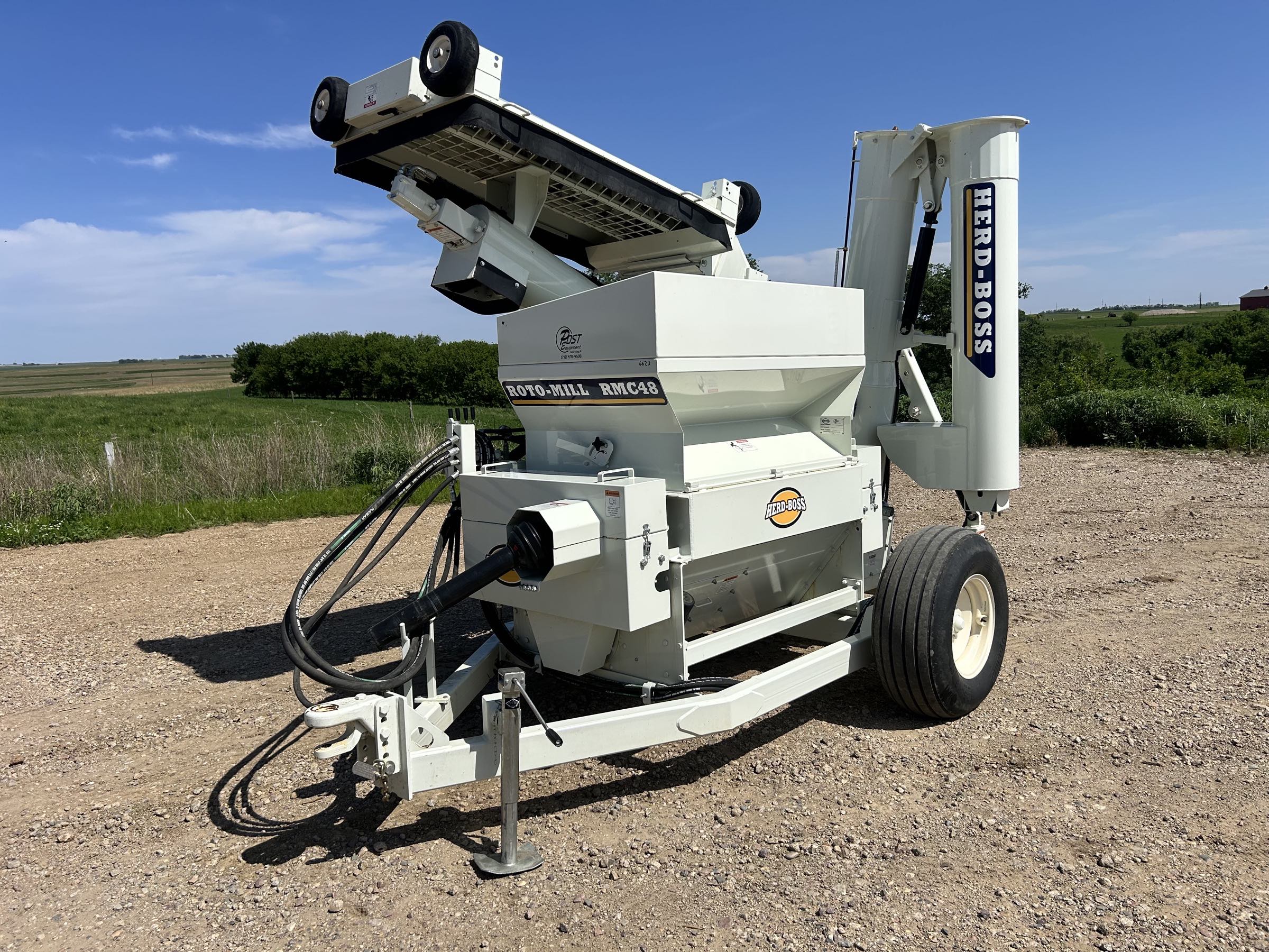 Herd-Boss-Renn-RMC-48-Roller-Mill-1 Used 2025 Herd-Boss/Renn RMC 48 roller mill! One owner trade, with less than 100,000 bushel of corn through it! 16" X 48" 5 cut cast rolls, 12" X 12' folding inlet hydraulic truck hopper, 1:1 drive, 14" X 12' folding discharge auger with Hydraulic controls. Powered by a 540 PTO.