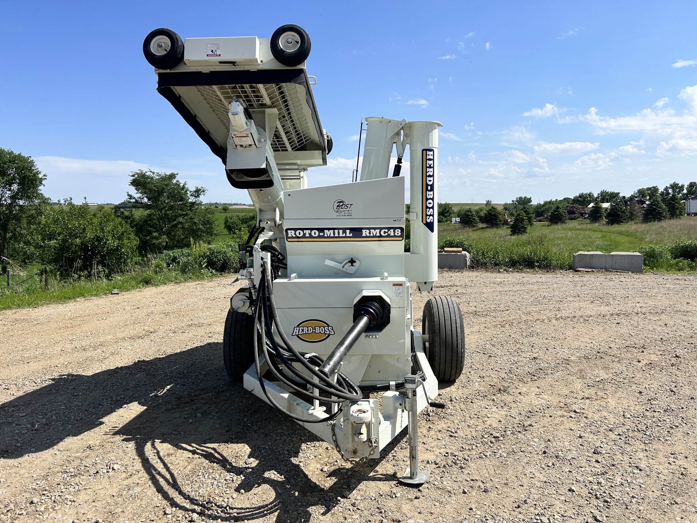 Used 2025 Herd-Boss/Renn RMC 48 roller mill! One owner trade, with less than 100,000 bushel of corn through it! 16" X 48" 5 cut cast rolls, 12" X 12' folding inlet hydraulic truck hopper, 1:1 drive, 14" X 12' folding discharge auger with Hydraulic controls. Powered by a 540 PTO.