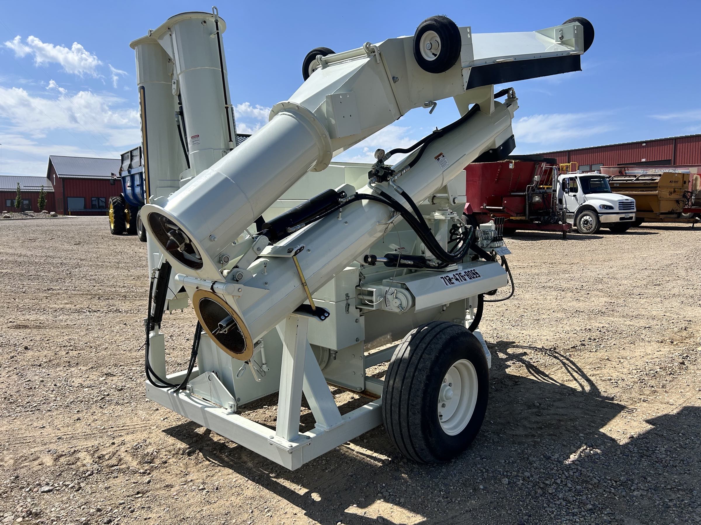 Used 2025 Herd-Boss/Renn RMC 48 roller mill! One owner trade, with less than 100,000 bushel of corn through it! 16" X 48" 5 cut cast rolls, 12" X 12' folding inlet hydraulic truck hopper, 1:1 drive, 14" X 12' folding discharge auger with Hydraulic controls. Powered by a 540 PTO.