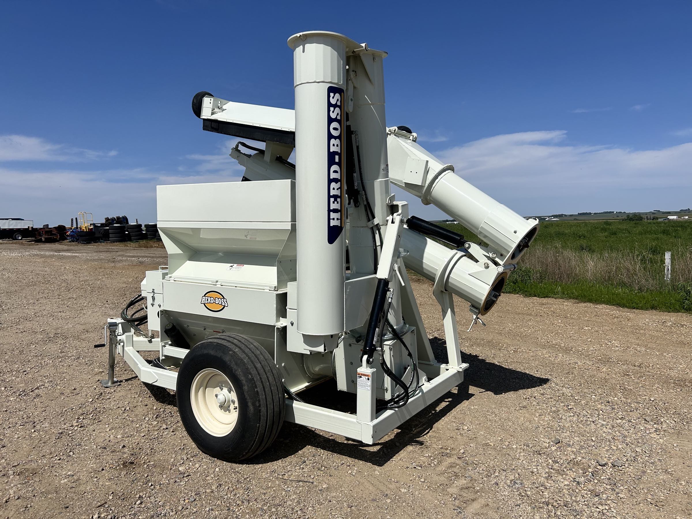 Used 2025 Herd-Boss/Renn RMC 48 roller mill! One owner trade, with less than 100,000 bushel of corn through it! 16" X 48" 5 cut cast rolls, 12" X 12' folding inlet hydraulic truck hopper, 1:1 drive, 14" X 12' folding discharge auger with Hydraulic controls. Powered by a 540 PTO.