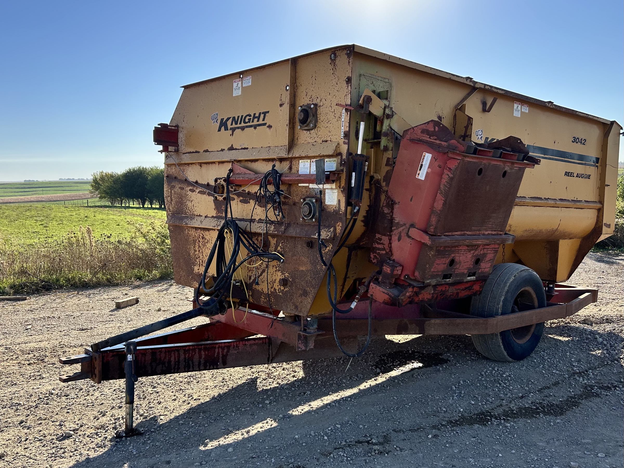 KUHN-KNIGHT-3042-REEL-TMR-MIXER-2 Knight 3042 Reel Feed Mixer