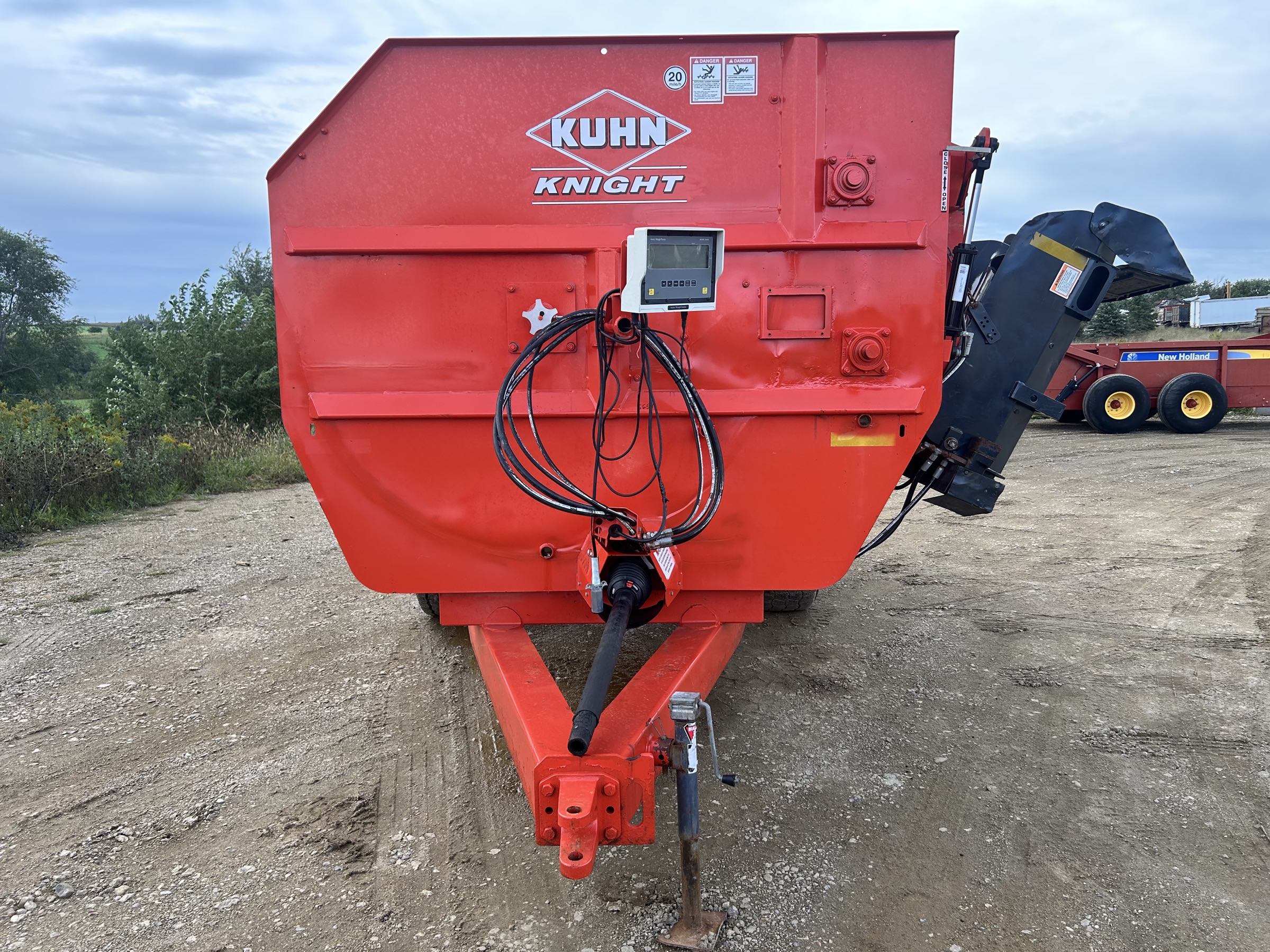 Kuhn Knight RA142 Reel Feed Mixer - Image 2