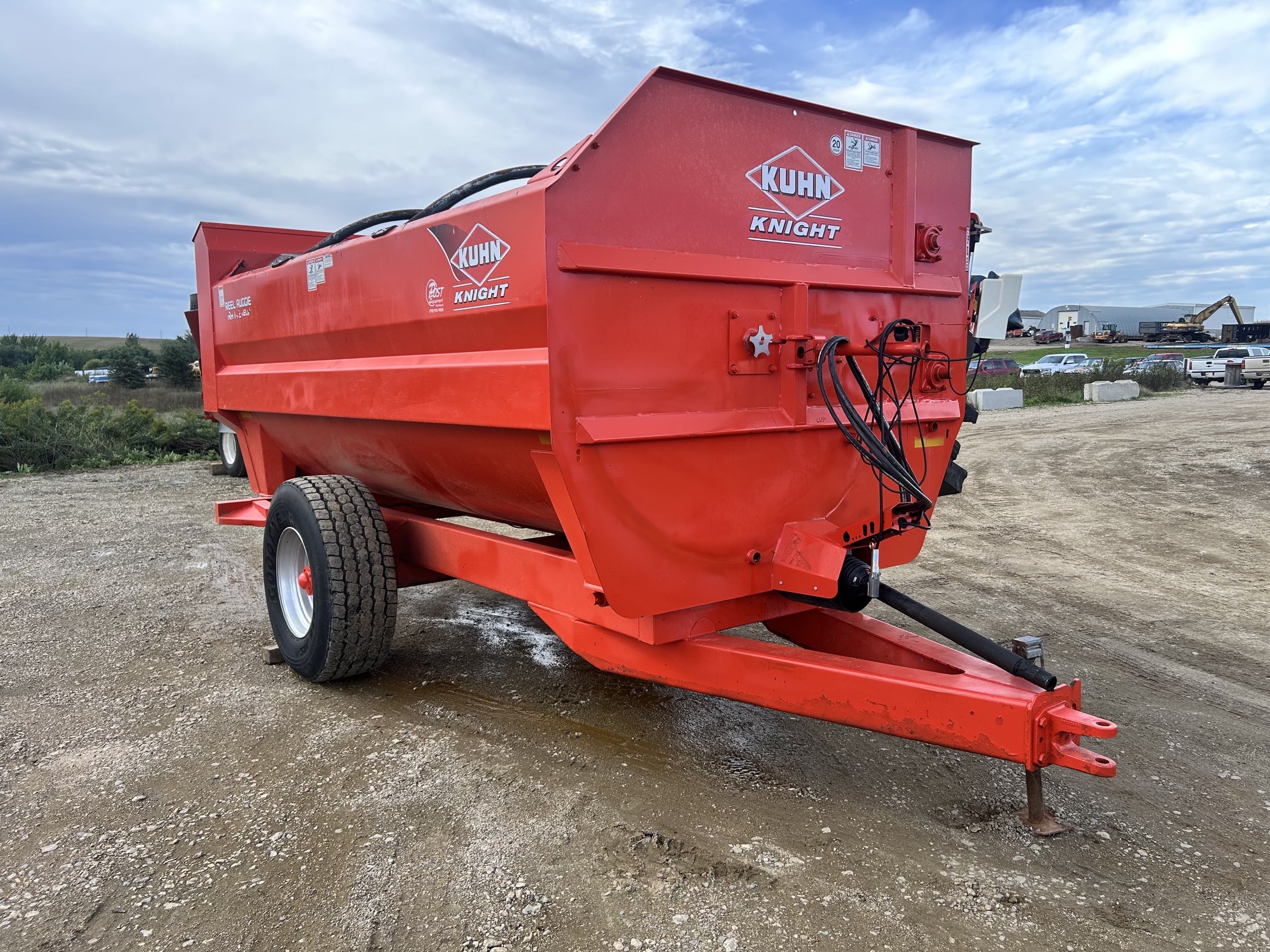Kuhn Knight RA142 Reel Feed Mixer - Image 3