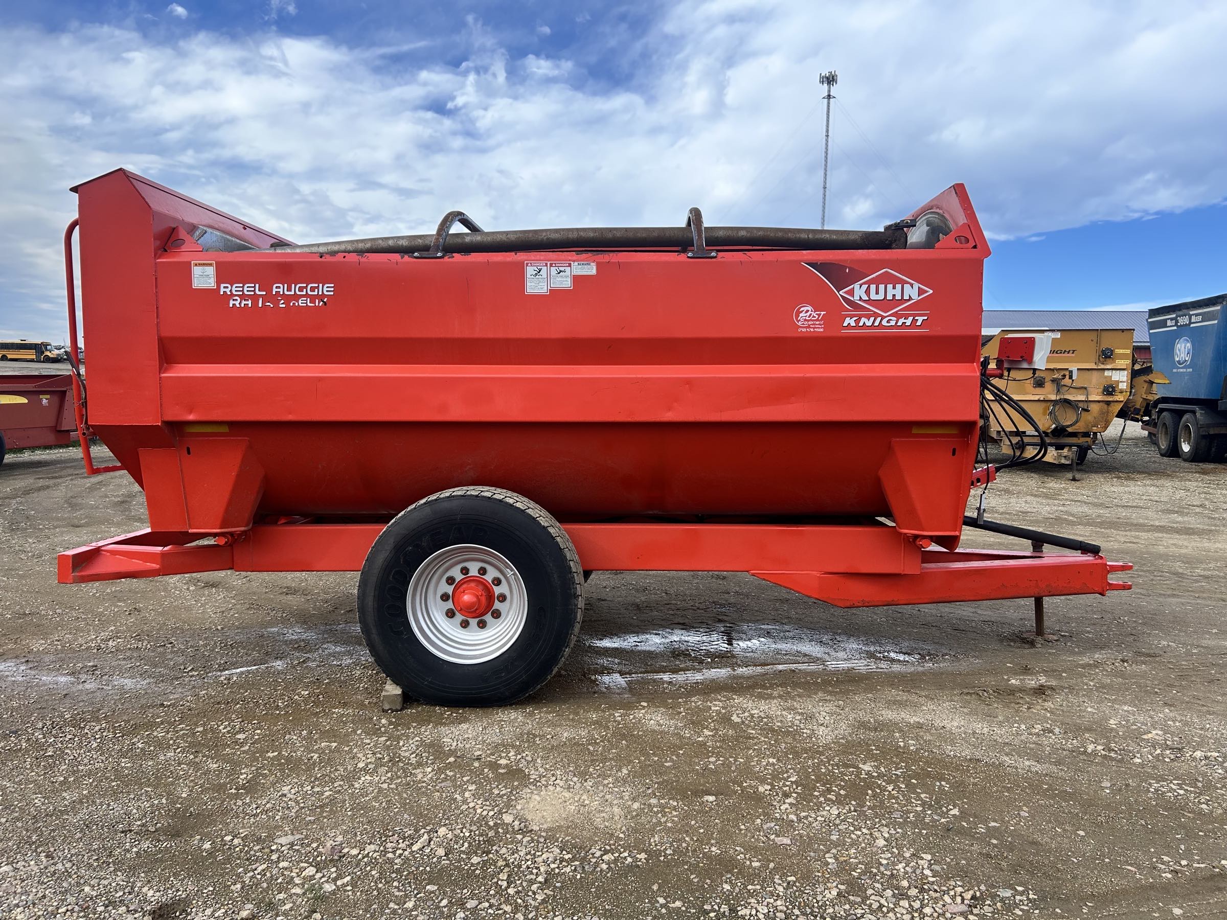 Kuhn Knight RA142 Reel Feed Mixer - Image 4