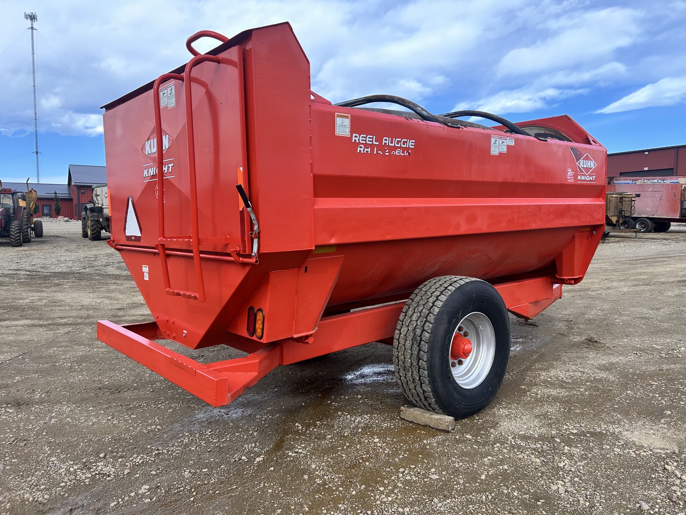 Kuhn Knight RA142 Reel Feed Mixer - Image 5